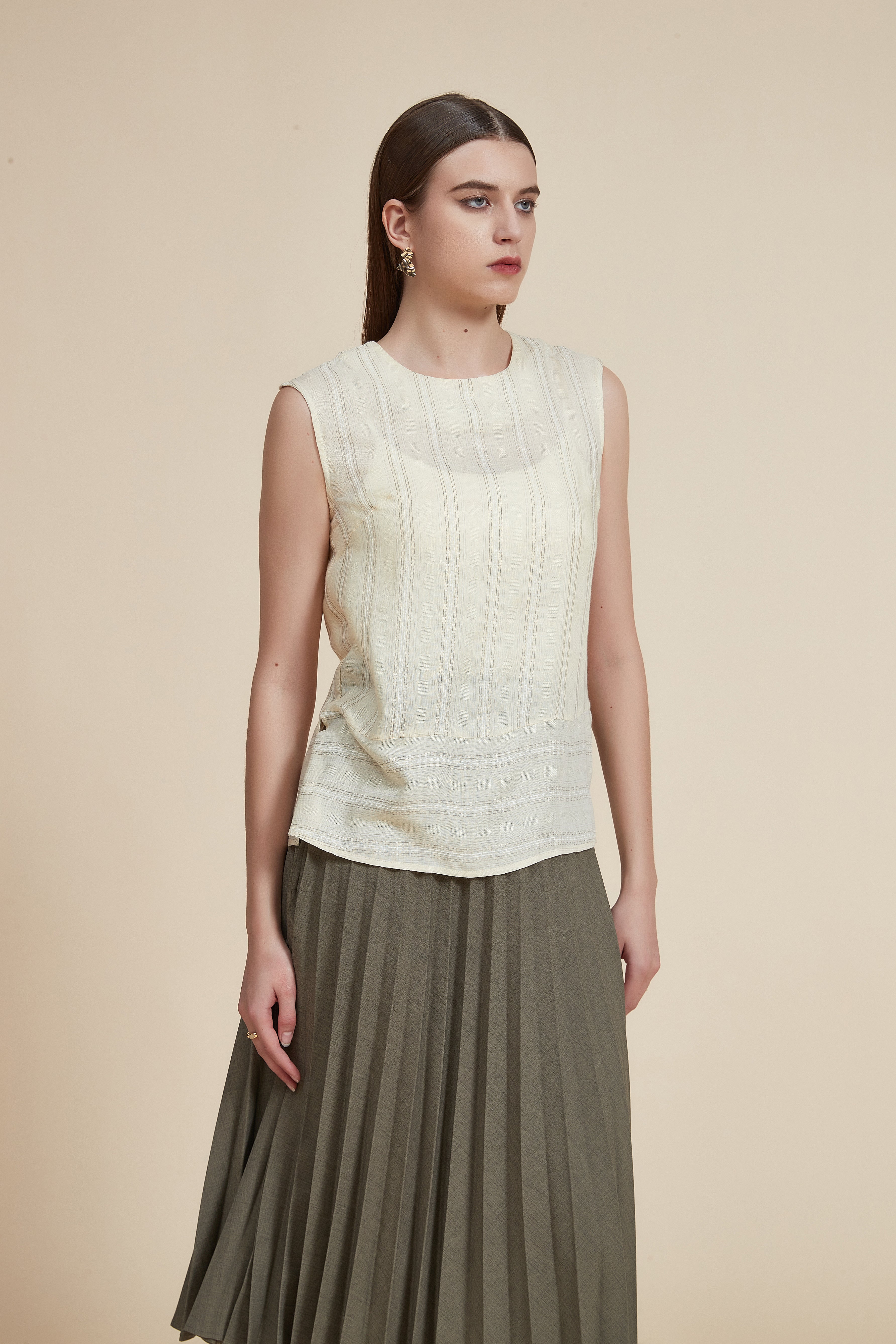 Sleeveless waist-length blouse