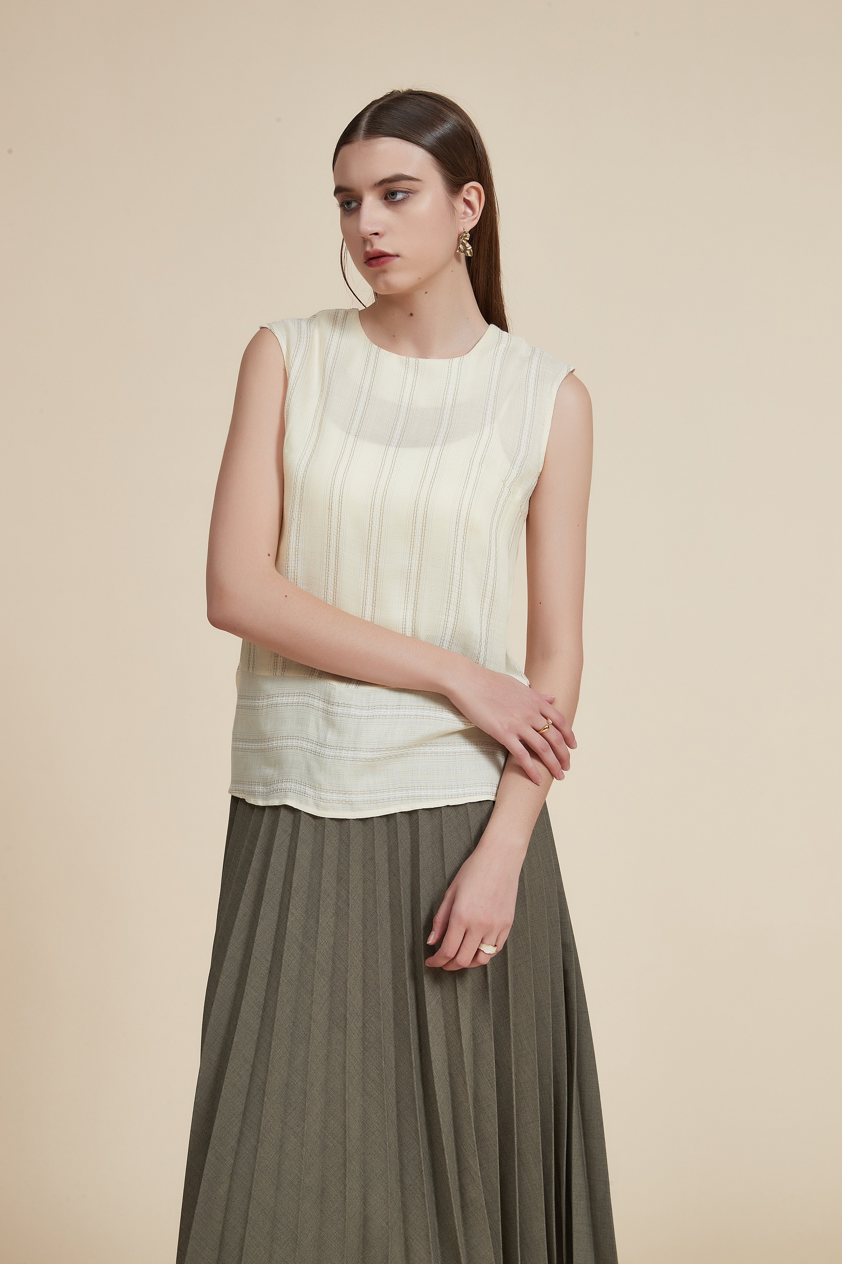 Sleeveless waist-length blouse