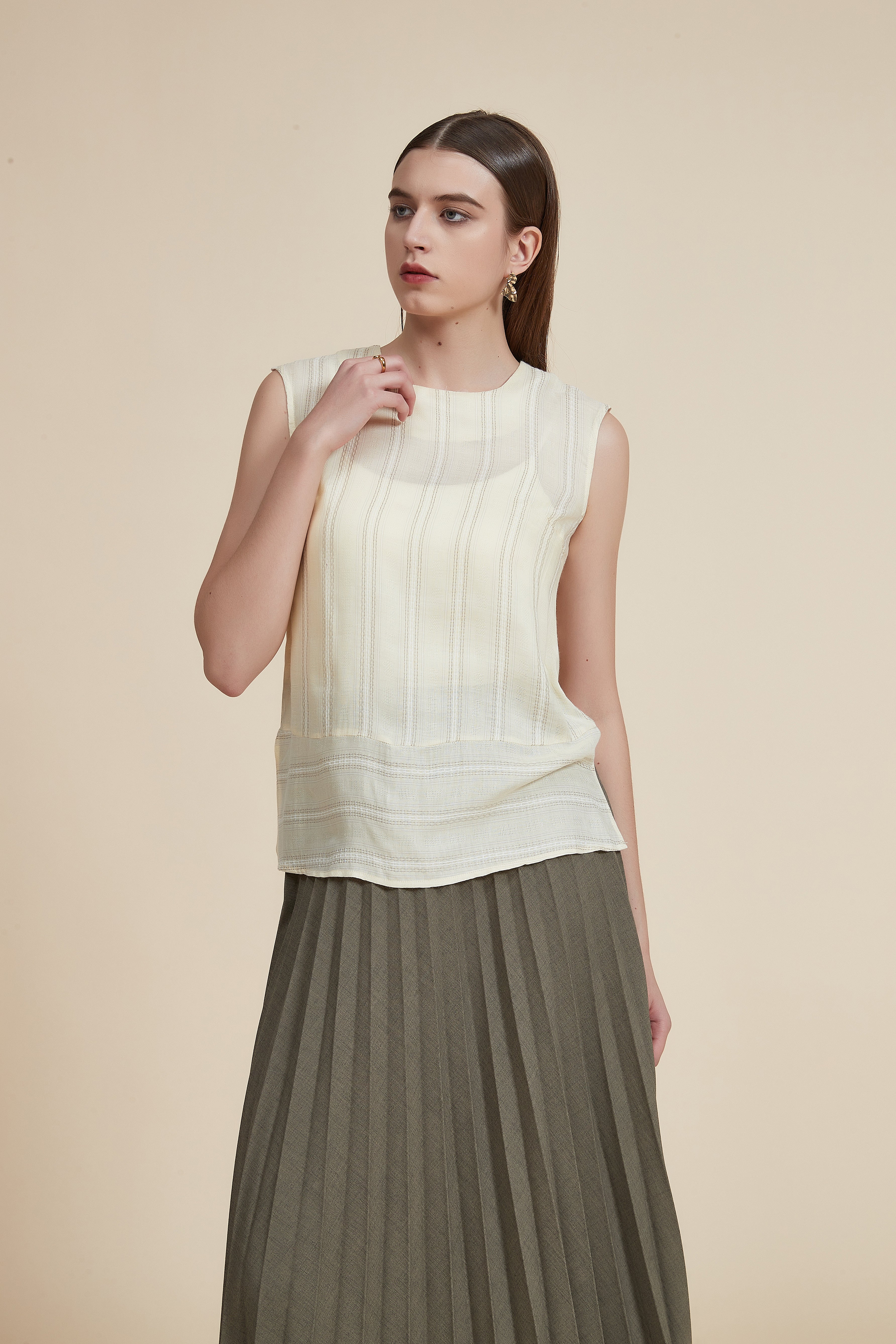 Sleeveless waist-length blouse