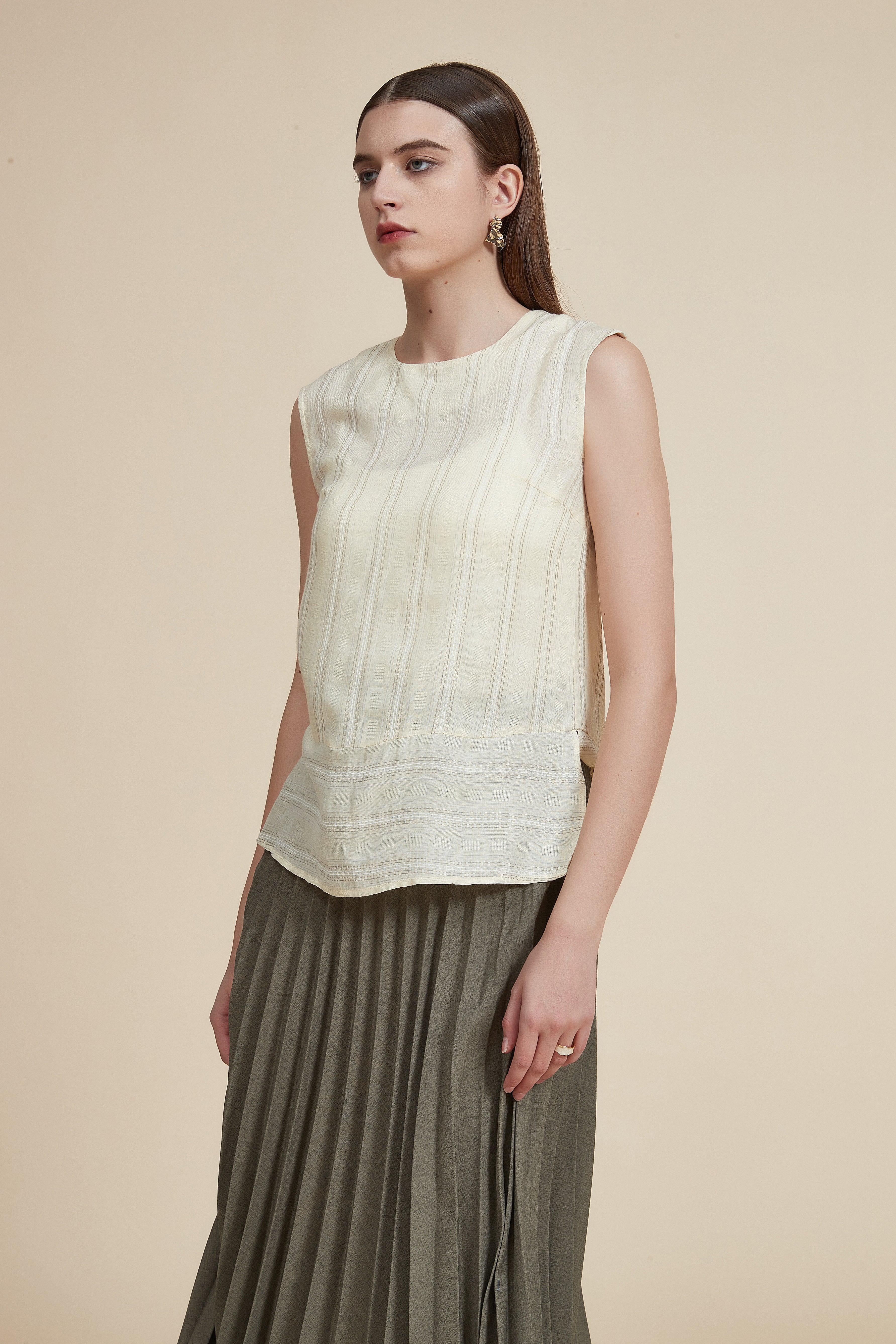 Sleeveless waist-length blouse