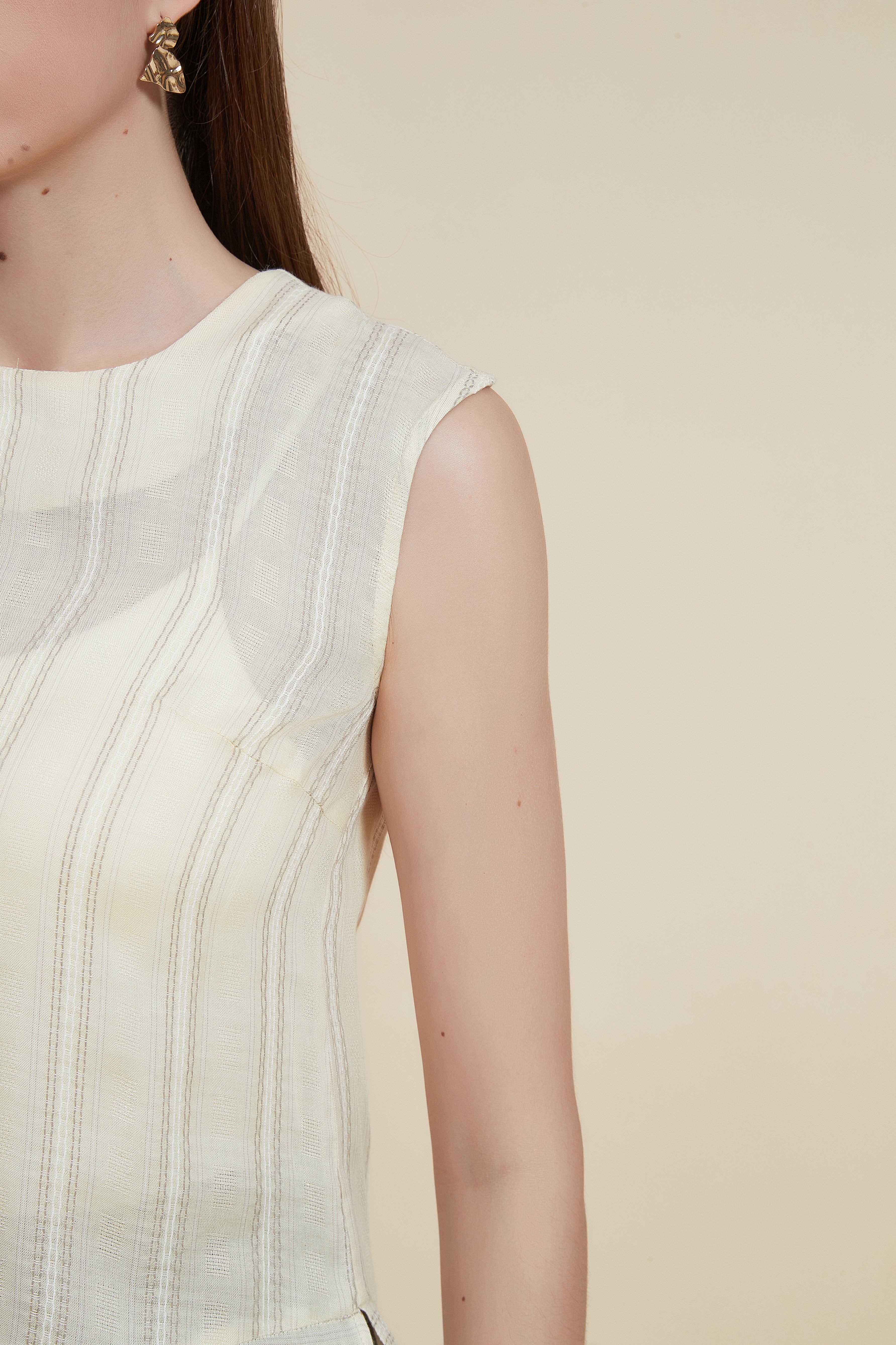 Sleeveless waist-length blouse