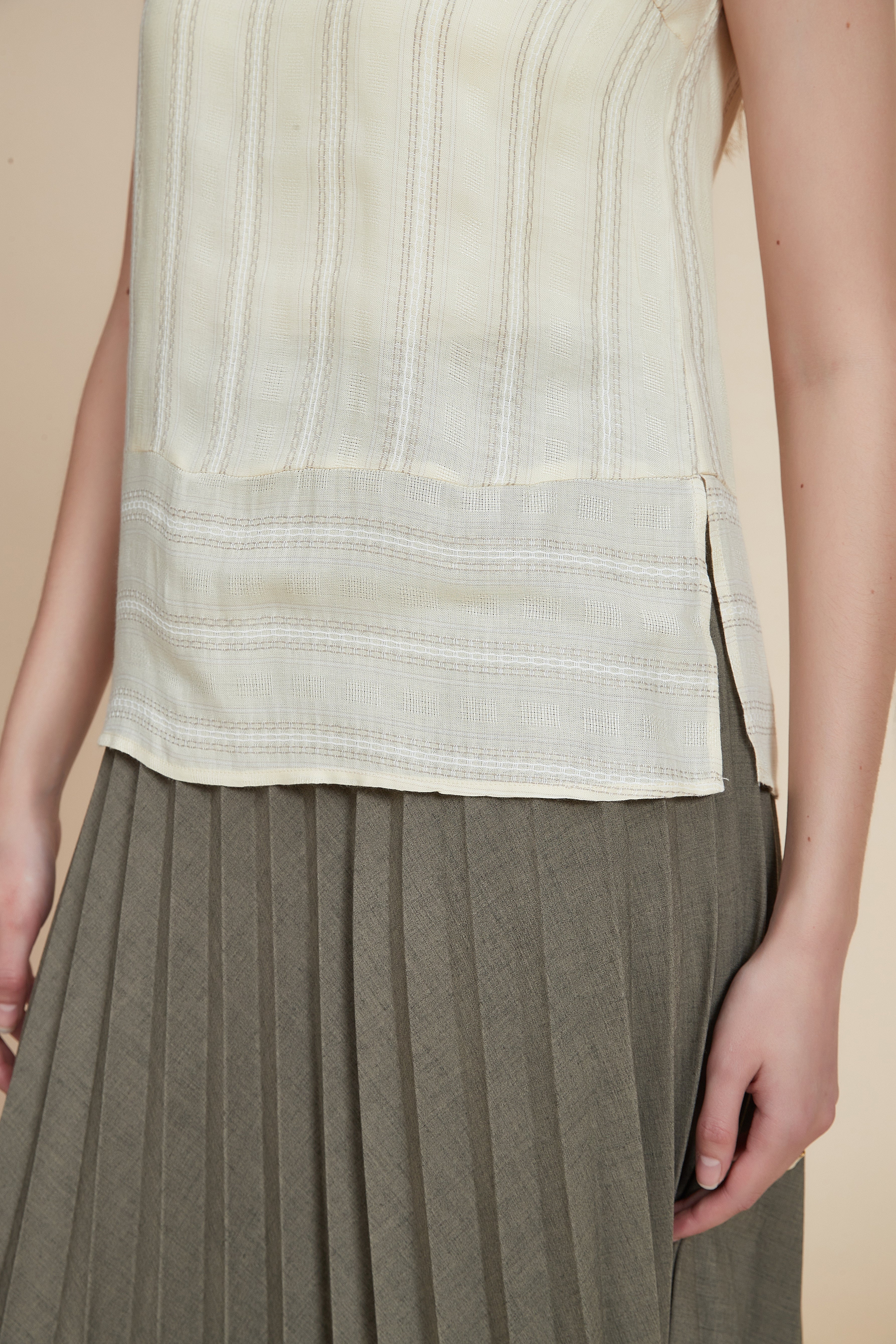 Sleeveless waist-length blouse