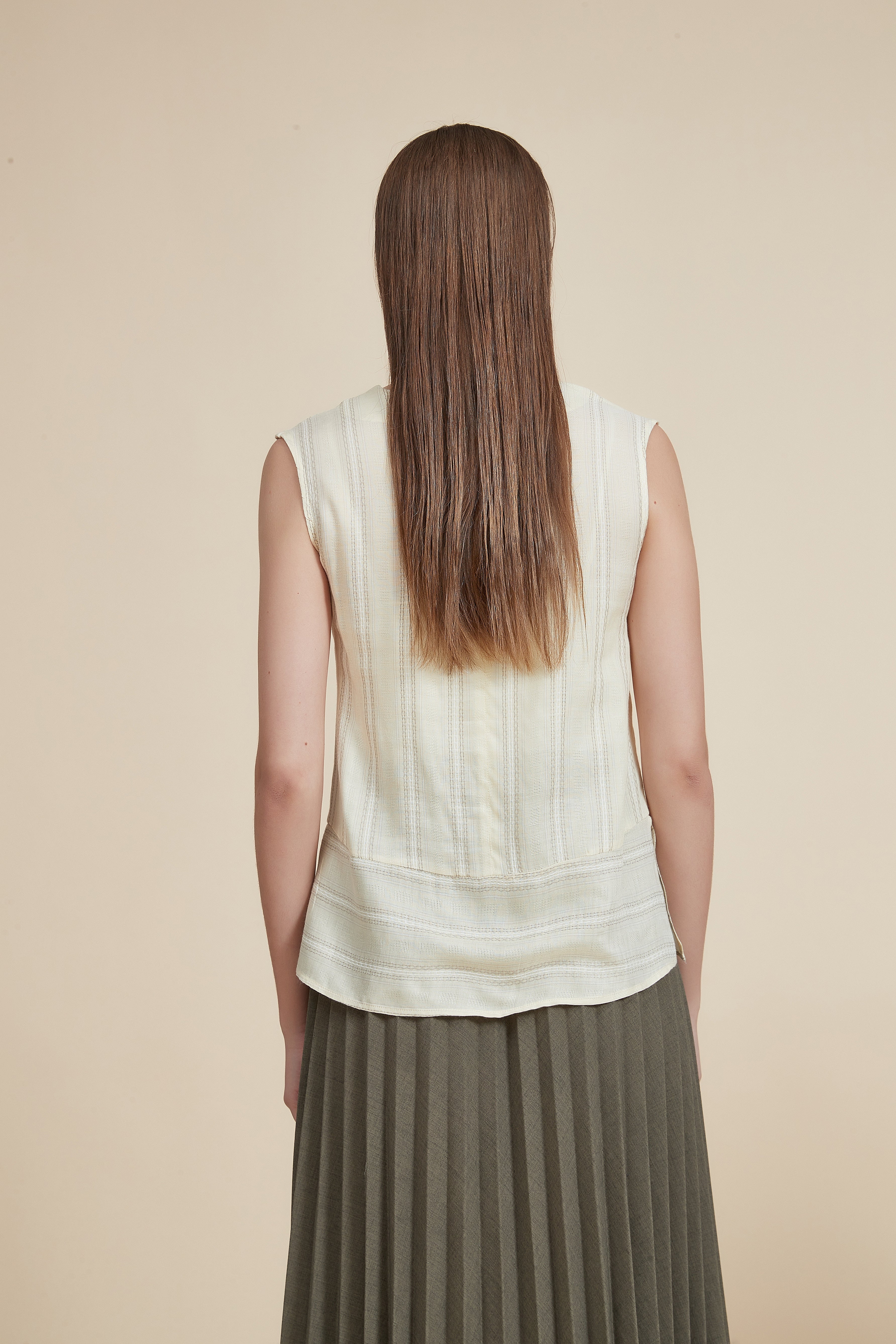 Sleeveless waist-length blouse