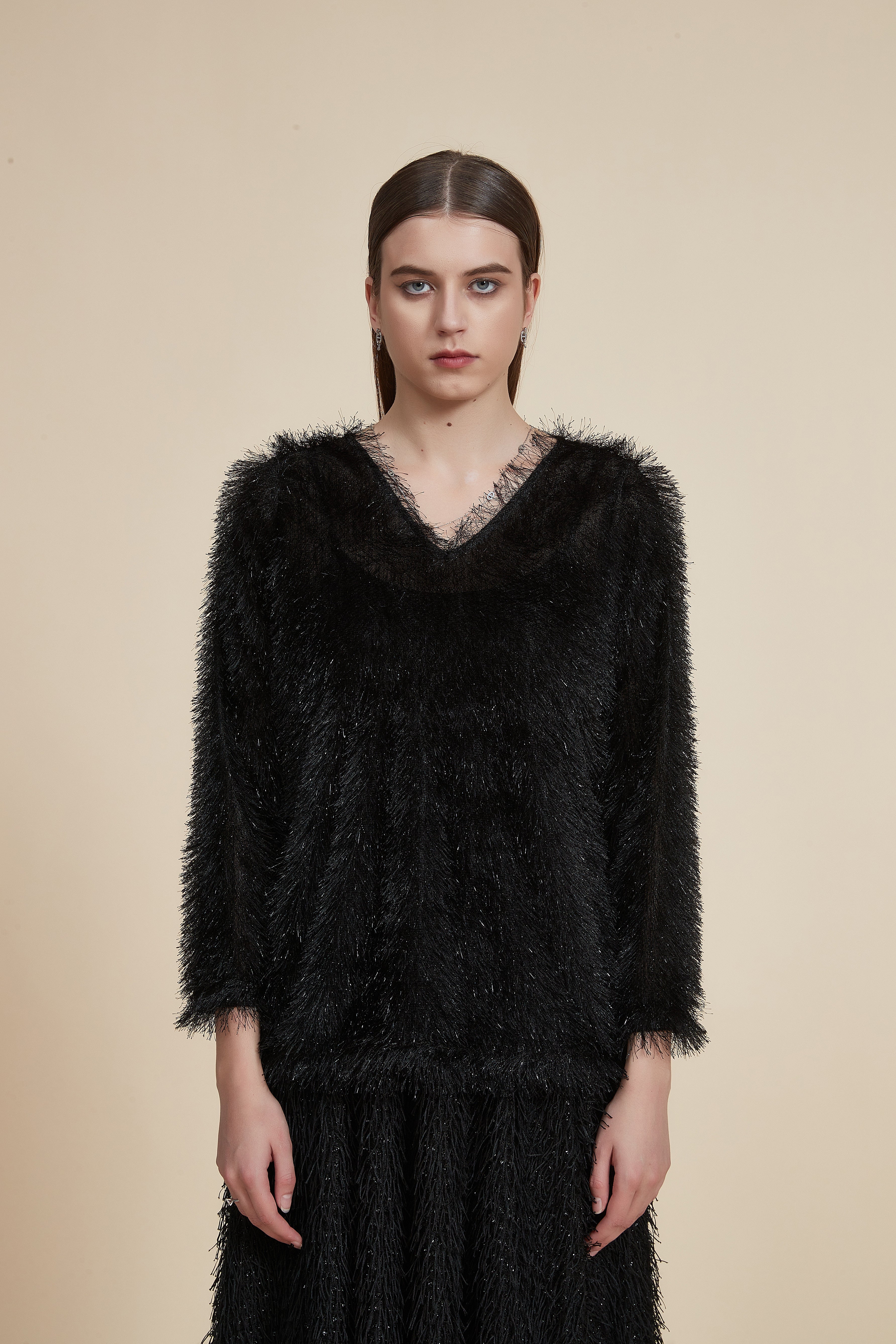 بلوزة شتوية ذات أكمام طويلة وياقة على شكل حرف V