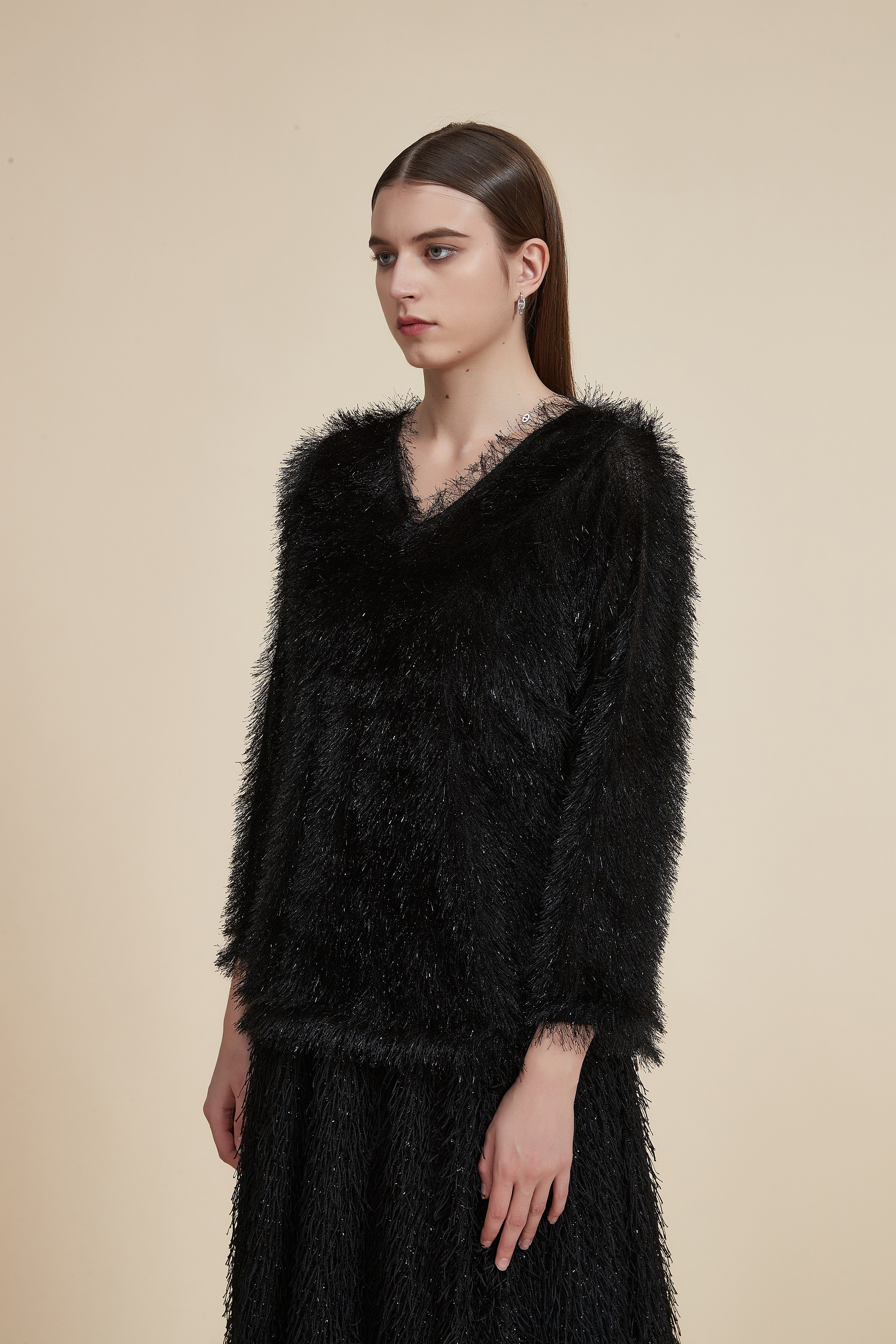 بلوزة شتوية ذات أكمام طويلة وياقة على شكل حرف V