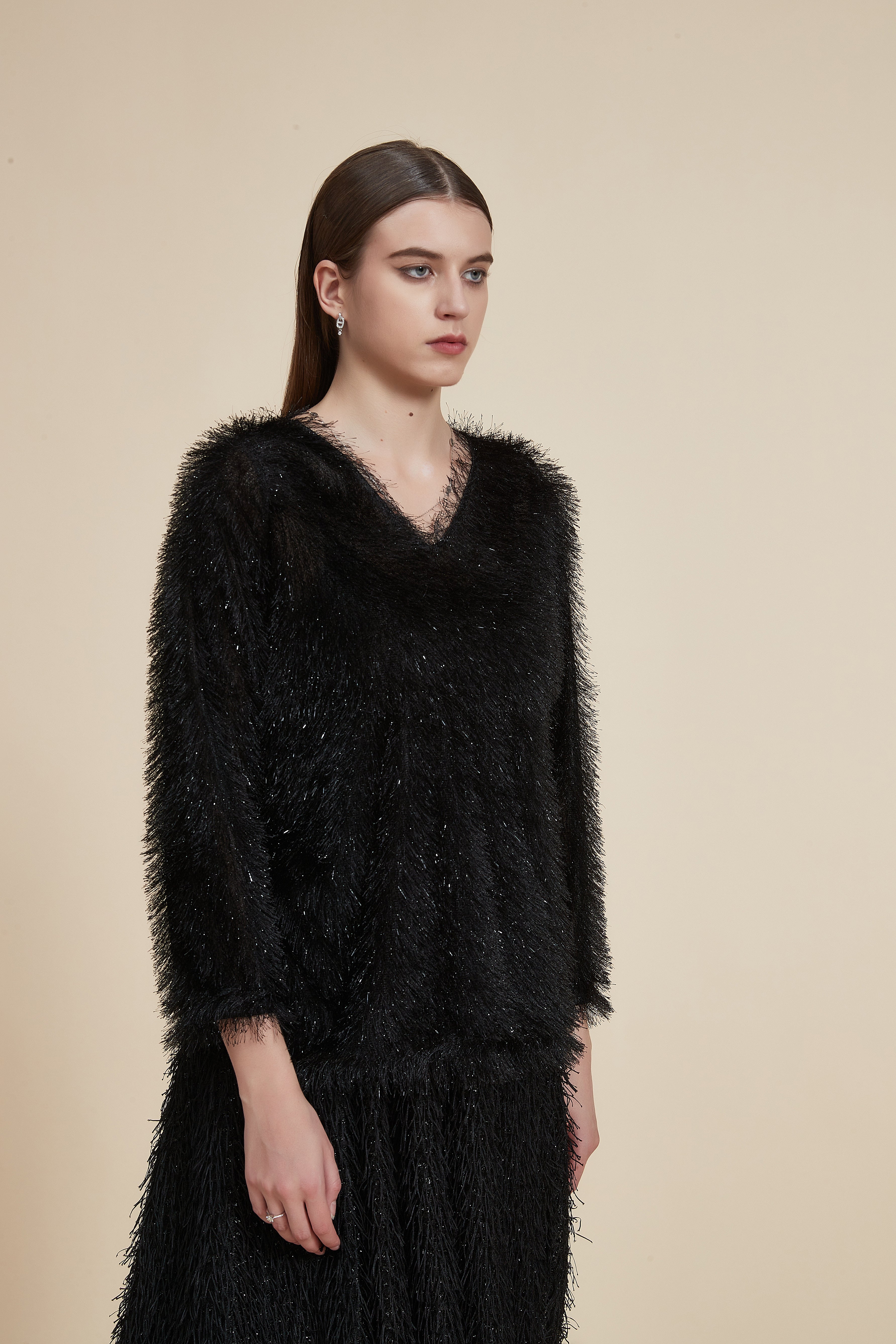 بلوزة شتوية ذات أكمام طويلة وياقة على شكل حرف V