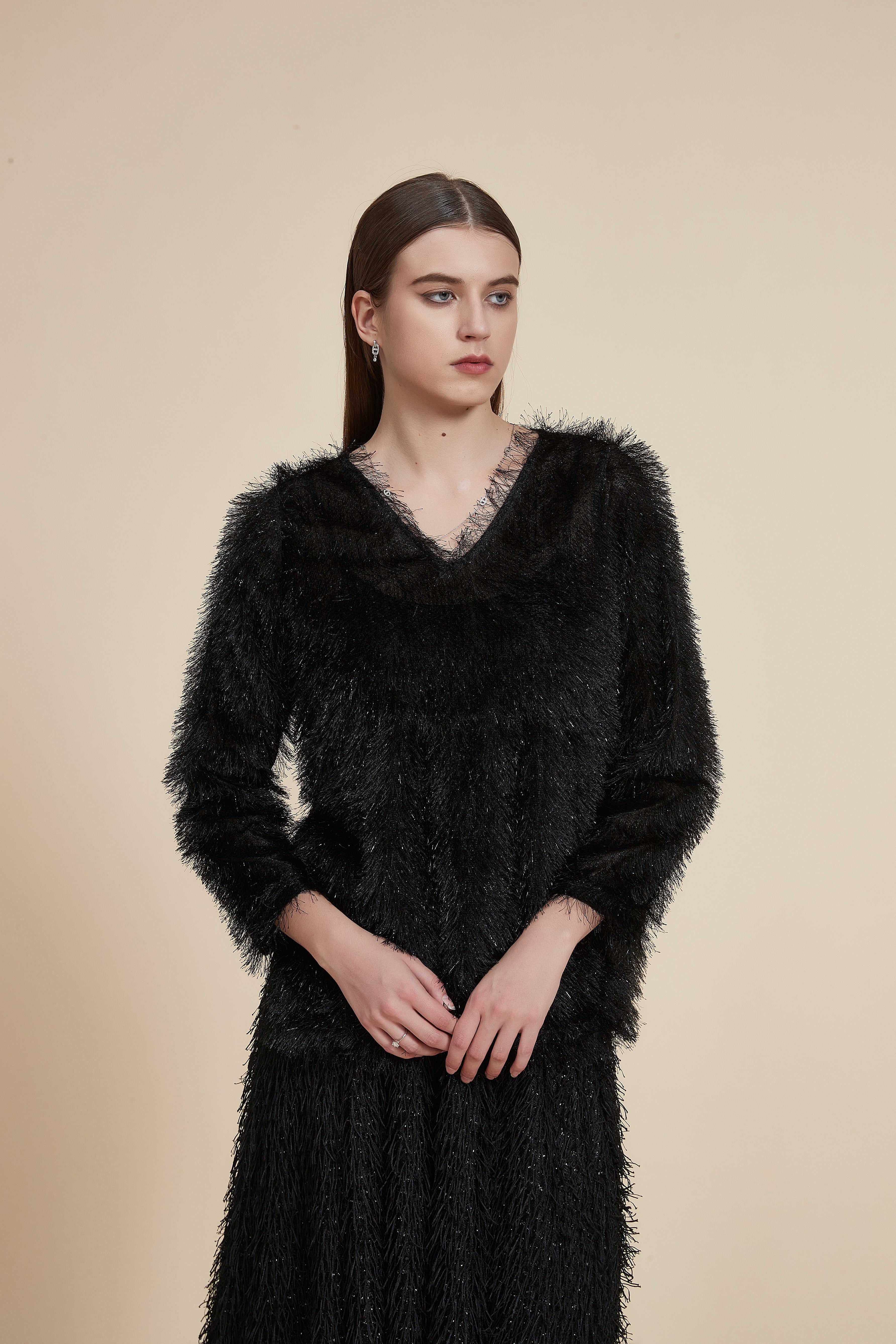 بلوزة شتوية ذات أكمام طويلة وياقة على شكل حرف V