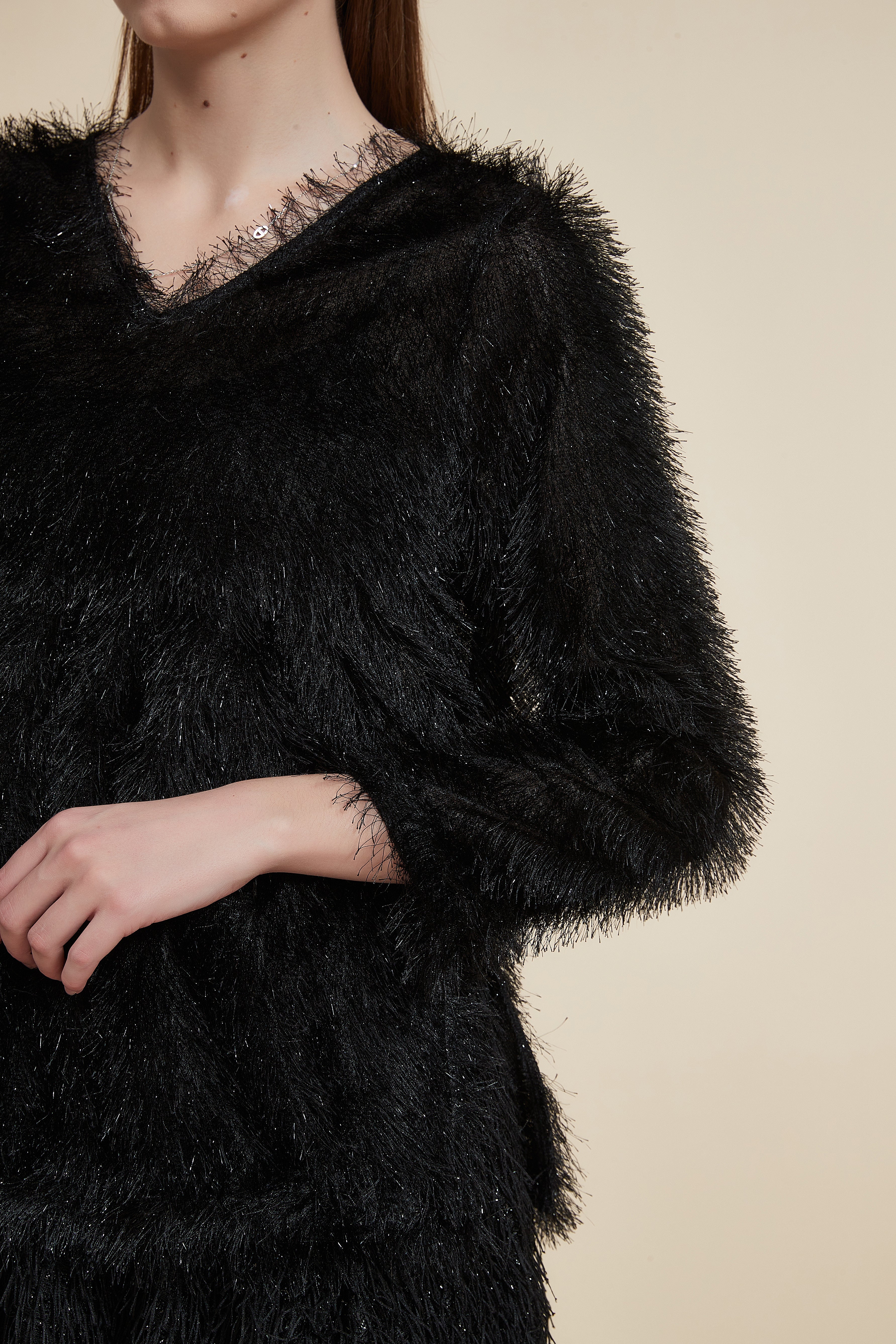 بلوزة شتوية ذات أكمام طويلة وياقة على شكل حرف V