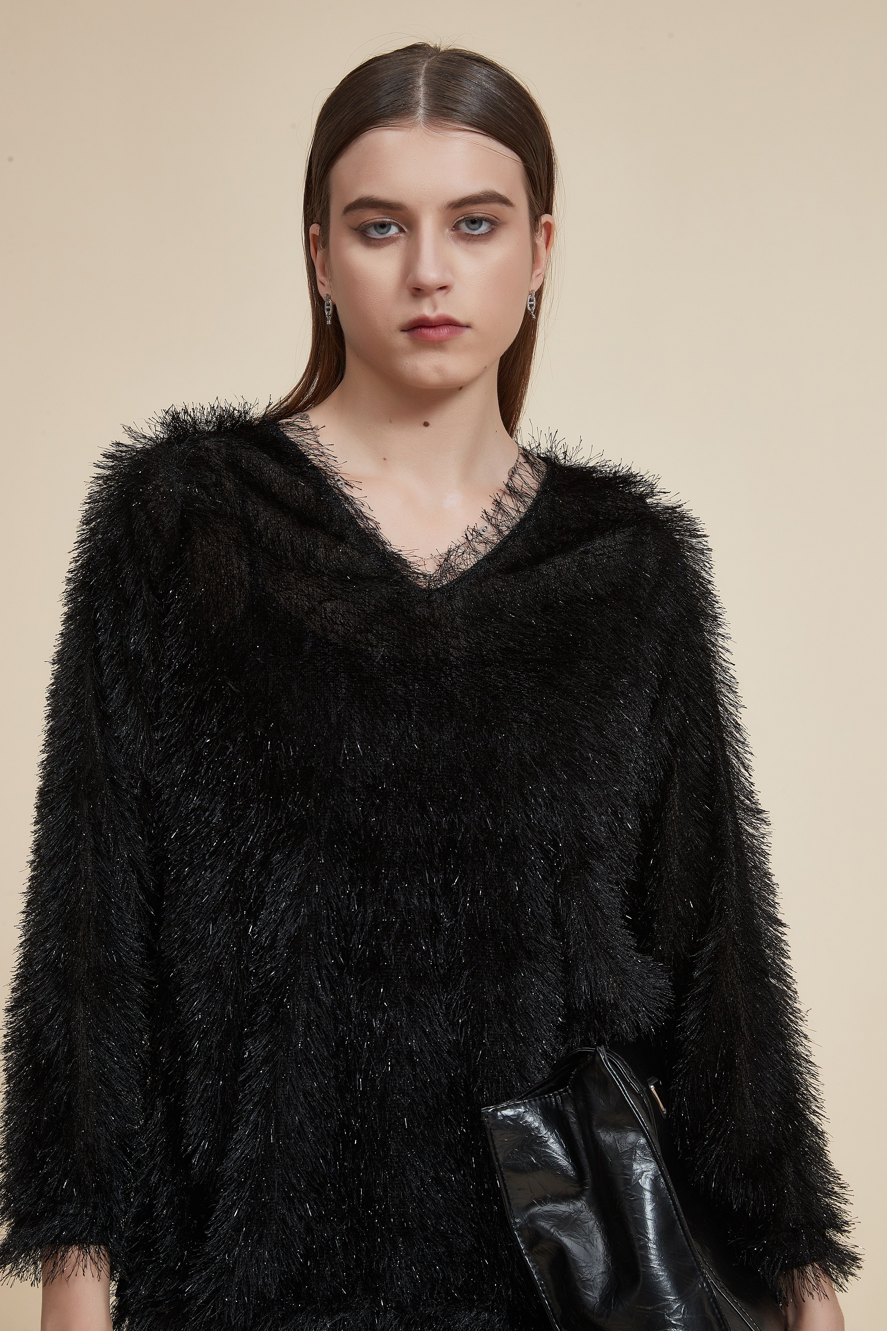 بلوزة شتوية ذات أكمام طويلة وياقة على شكل حرف V