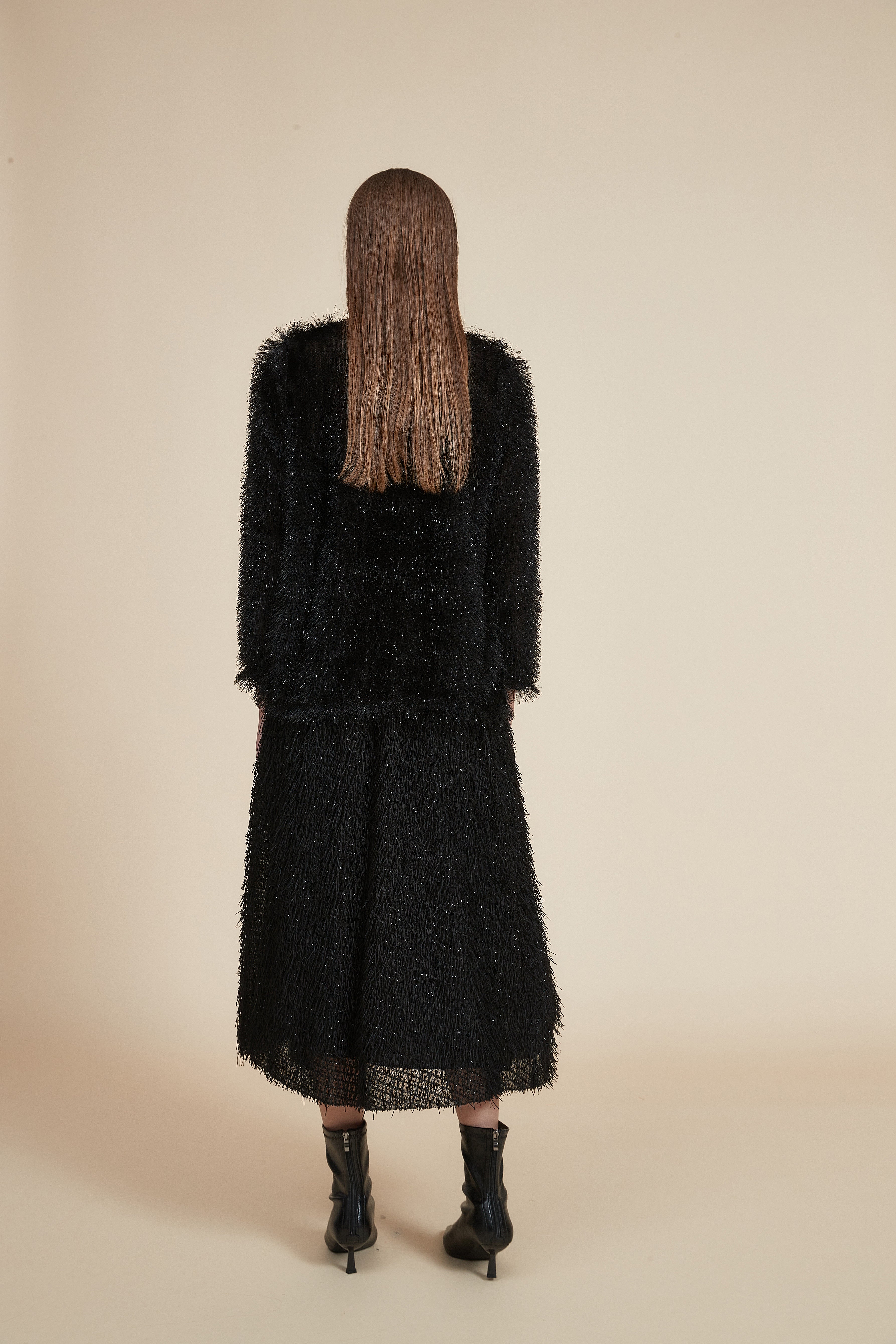 بلوزة شتوية ذات أكمام طويلة وياقة على شكل حرف V