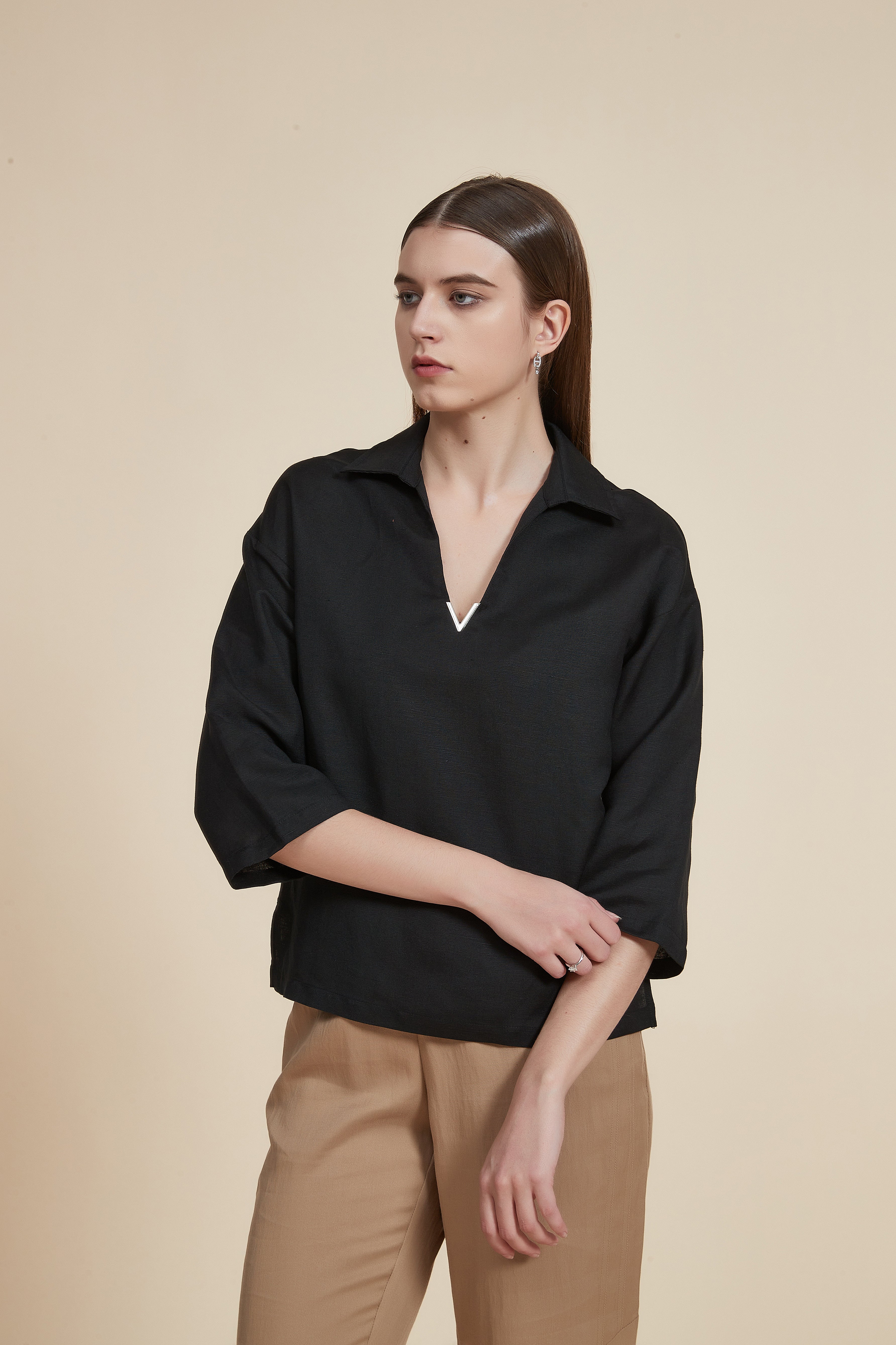 4/3 sleeve blouse with waist length and V-neck