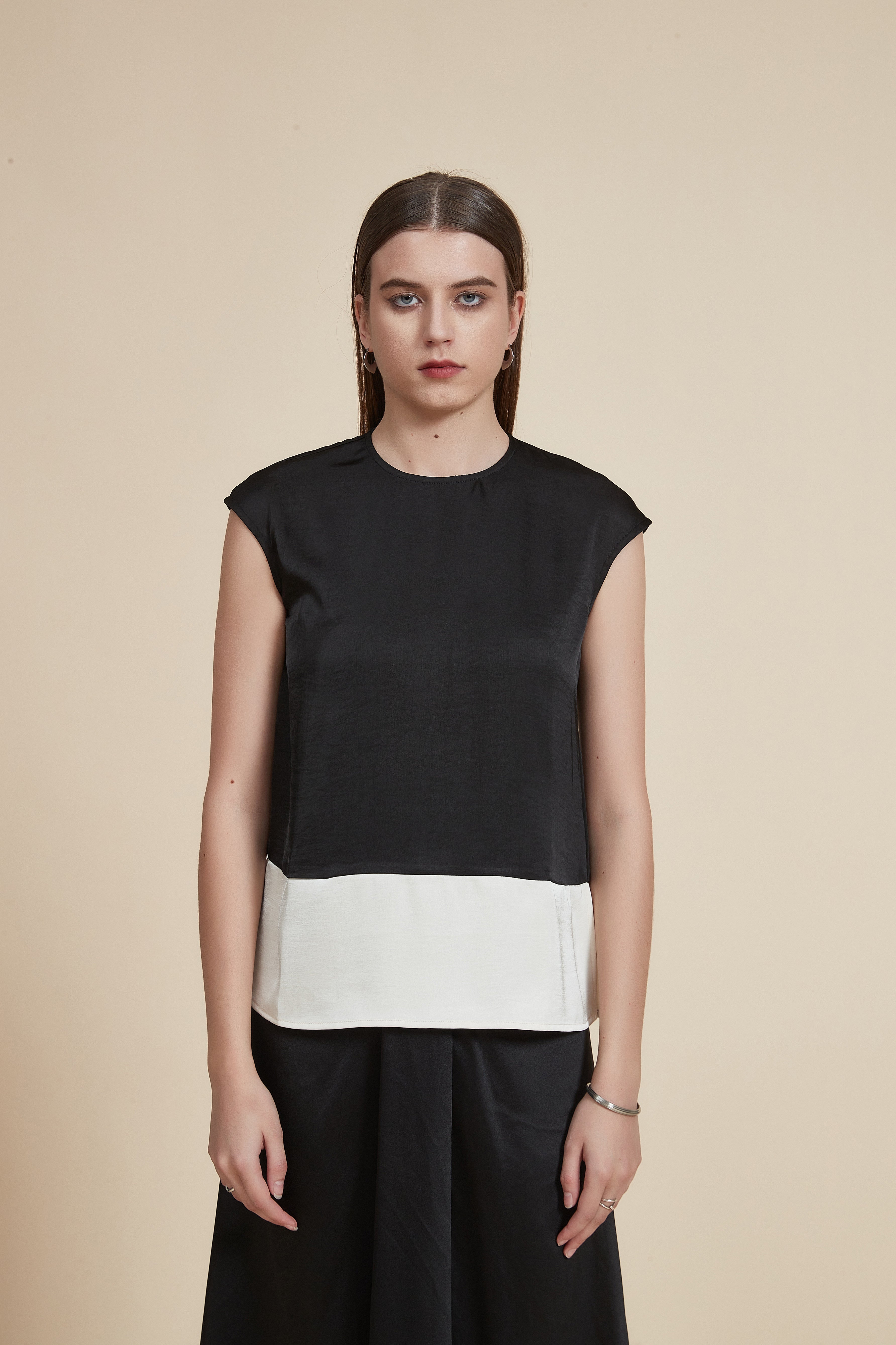 بلوزة بلا أكمام بطول الورك بلون موحد مع ياقة دائرية