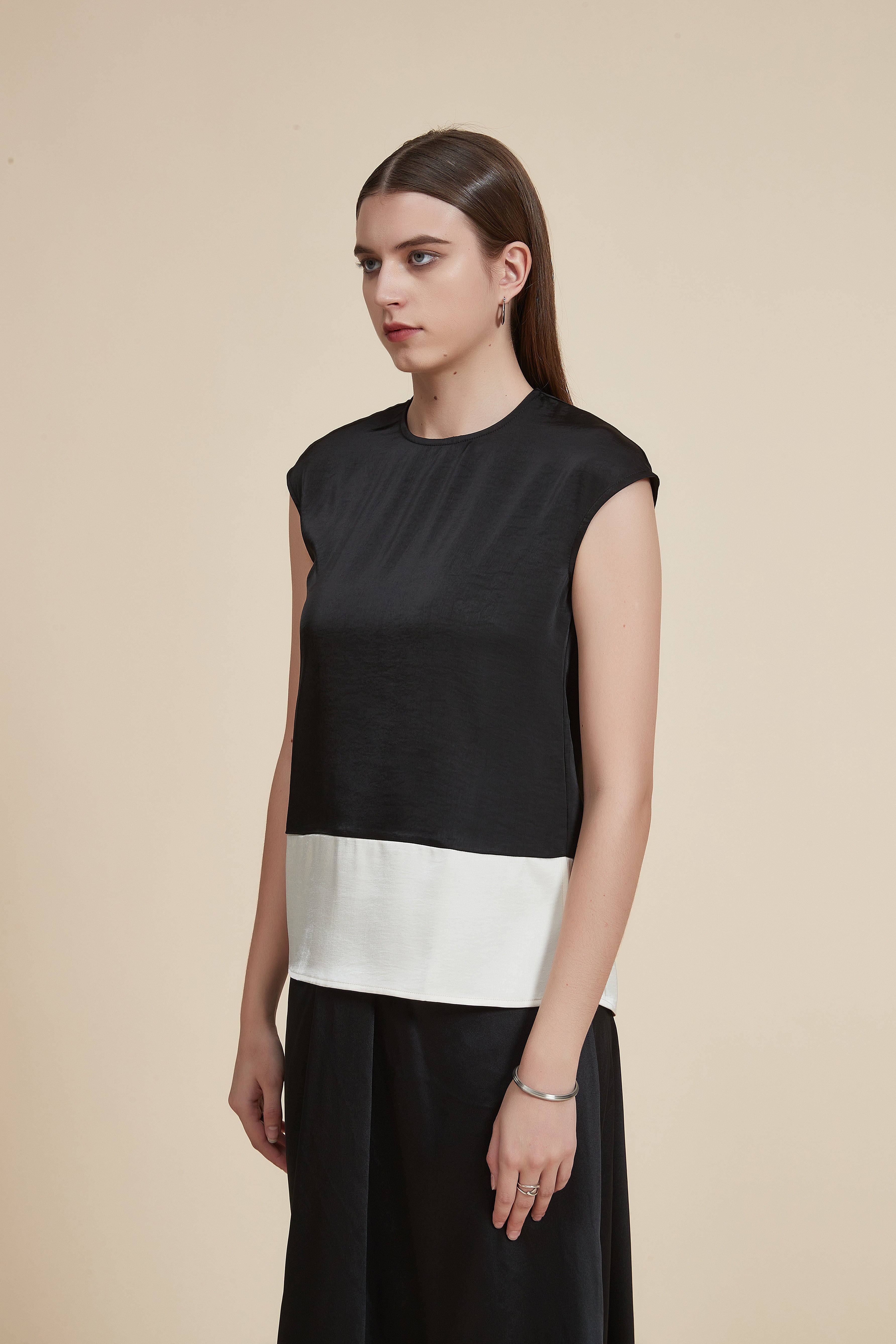 بلوزة بلا أكمام بطول الورك بلون موحد مع ياقة دائرية