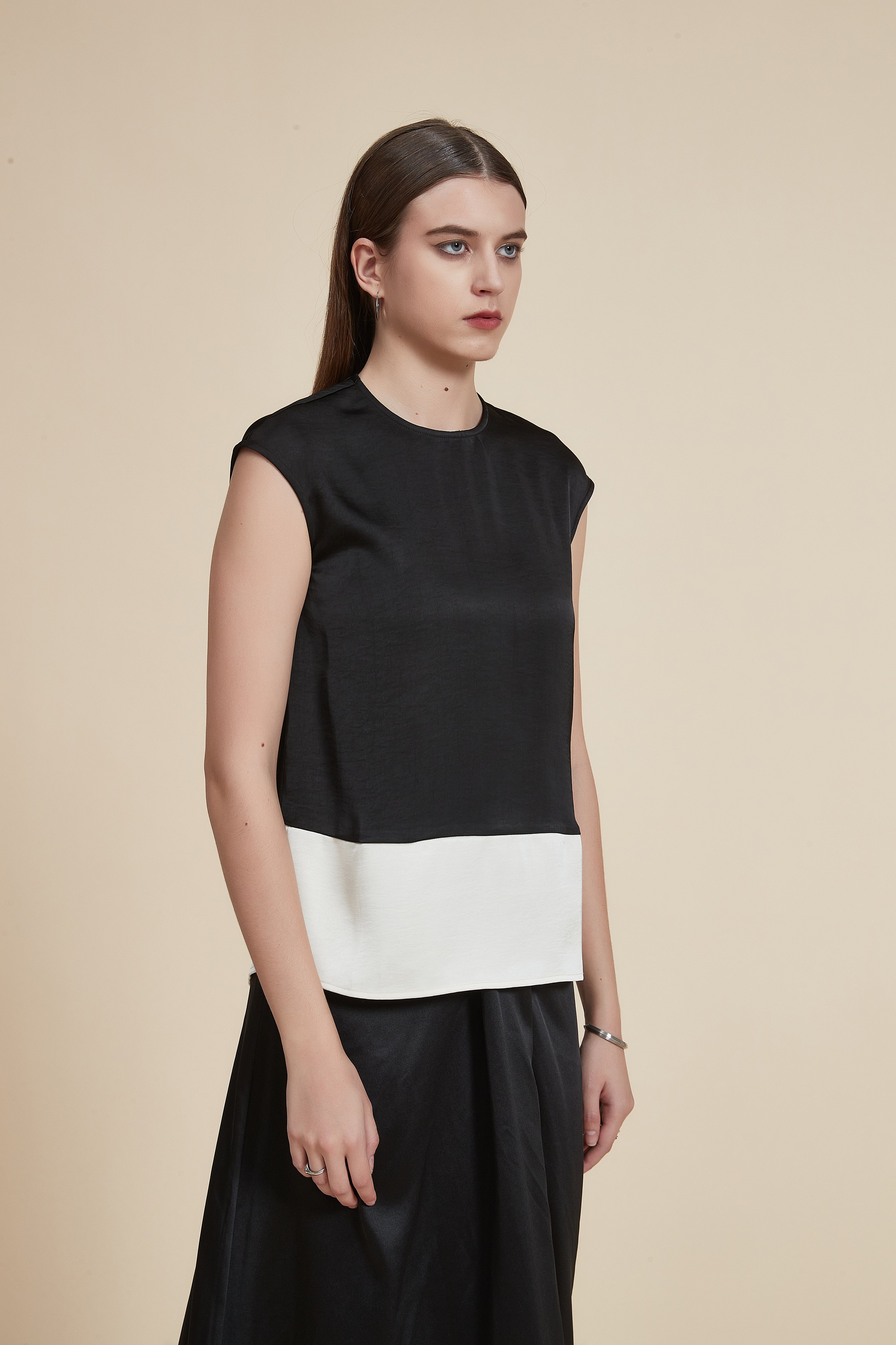 بلوزة بلا أكمام بطول الورك بلون موحد مع ياقة دائرية