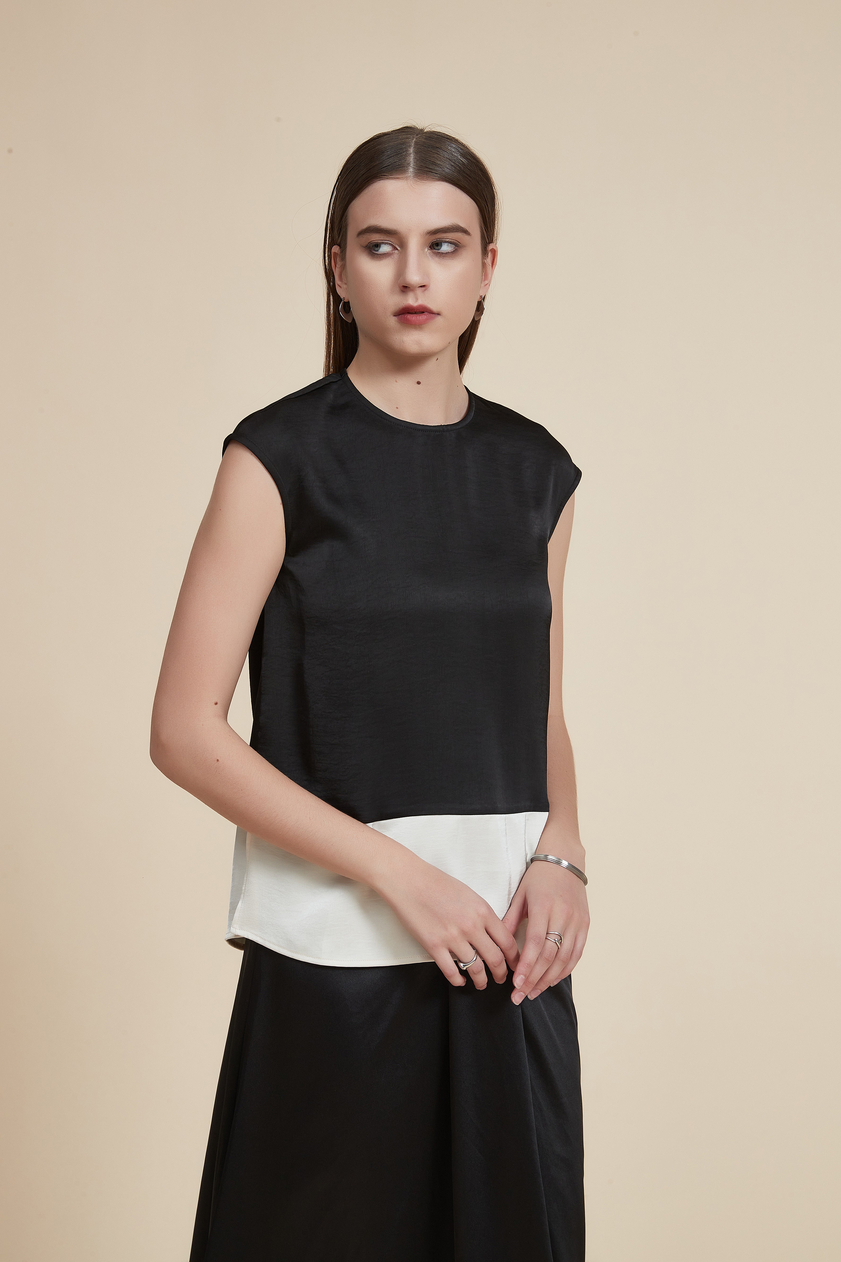 بلوزة بلا أكمام بطول الورك بلون موحد مع ياقة دائرية