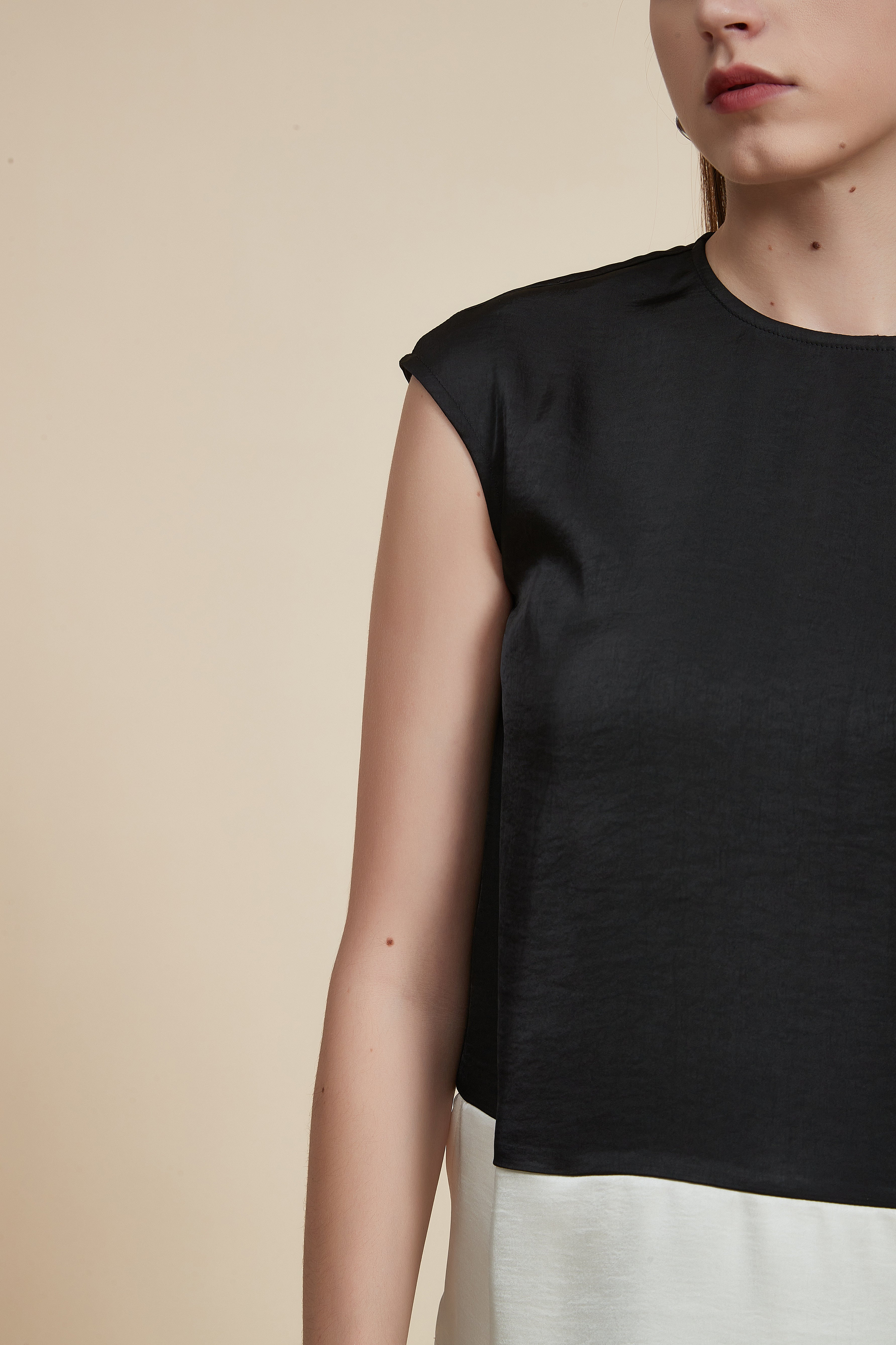 بلوزة بلا أكمام بطول الورك بلون موحد مع ياقة دائرية