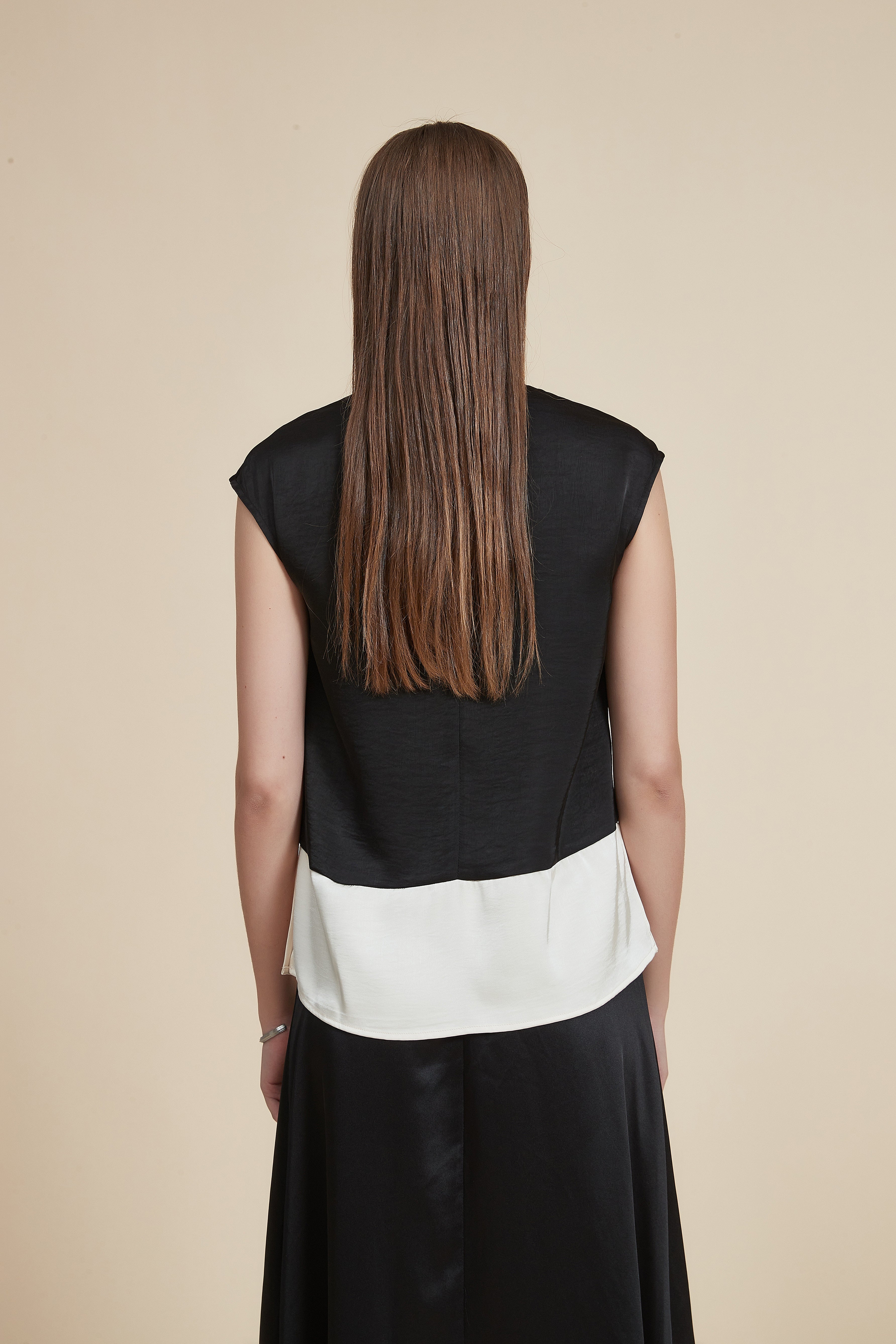 بلوزة بلا أكمام بطول الورك بلون موحد مع ياقة دائرية