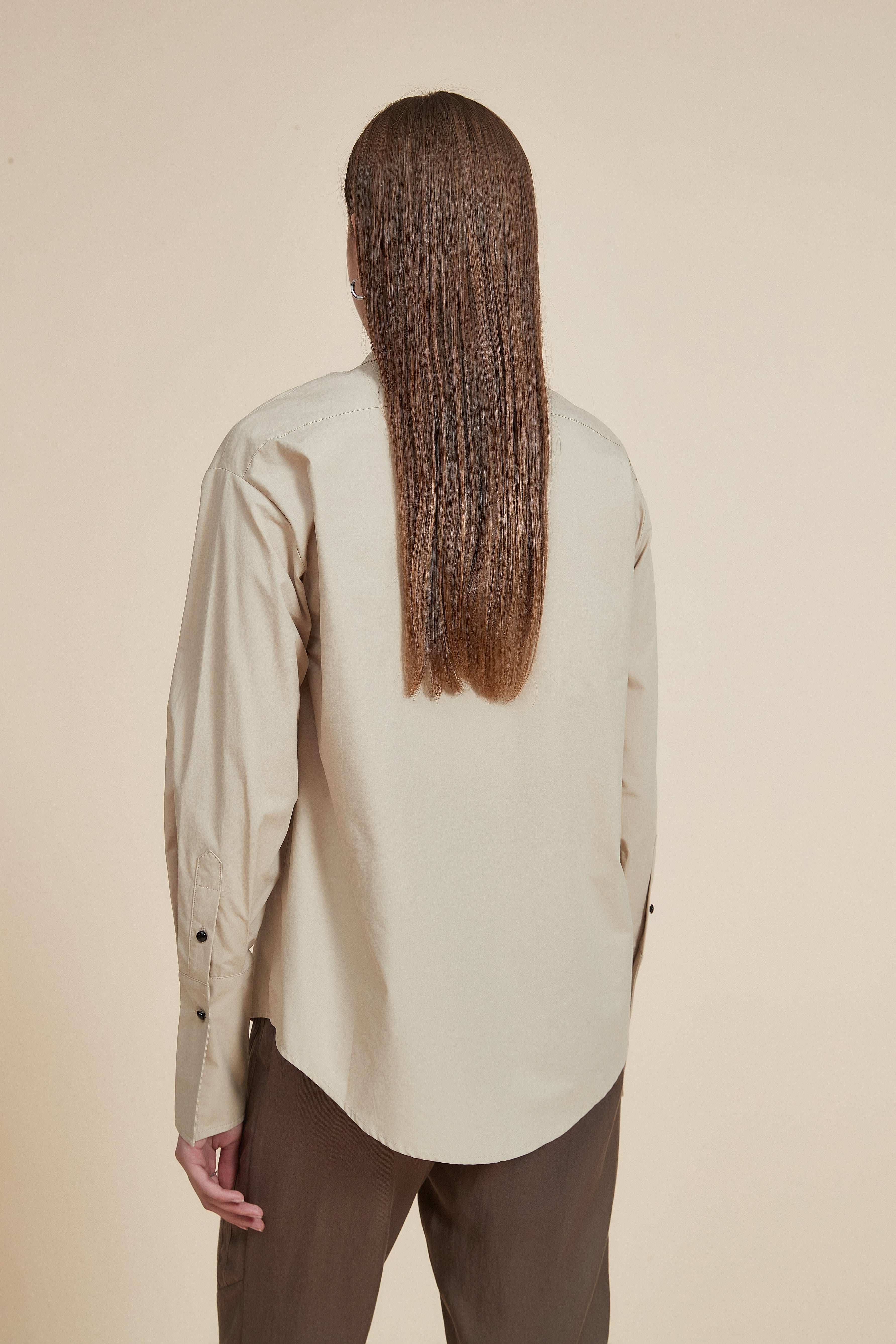 بلوزة طويلة ذات ياقة وأزرار أمامية