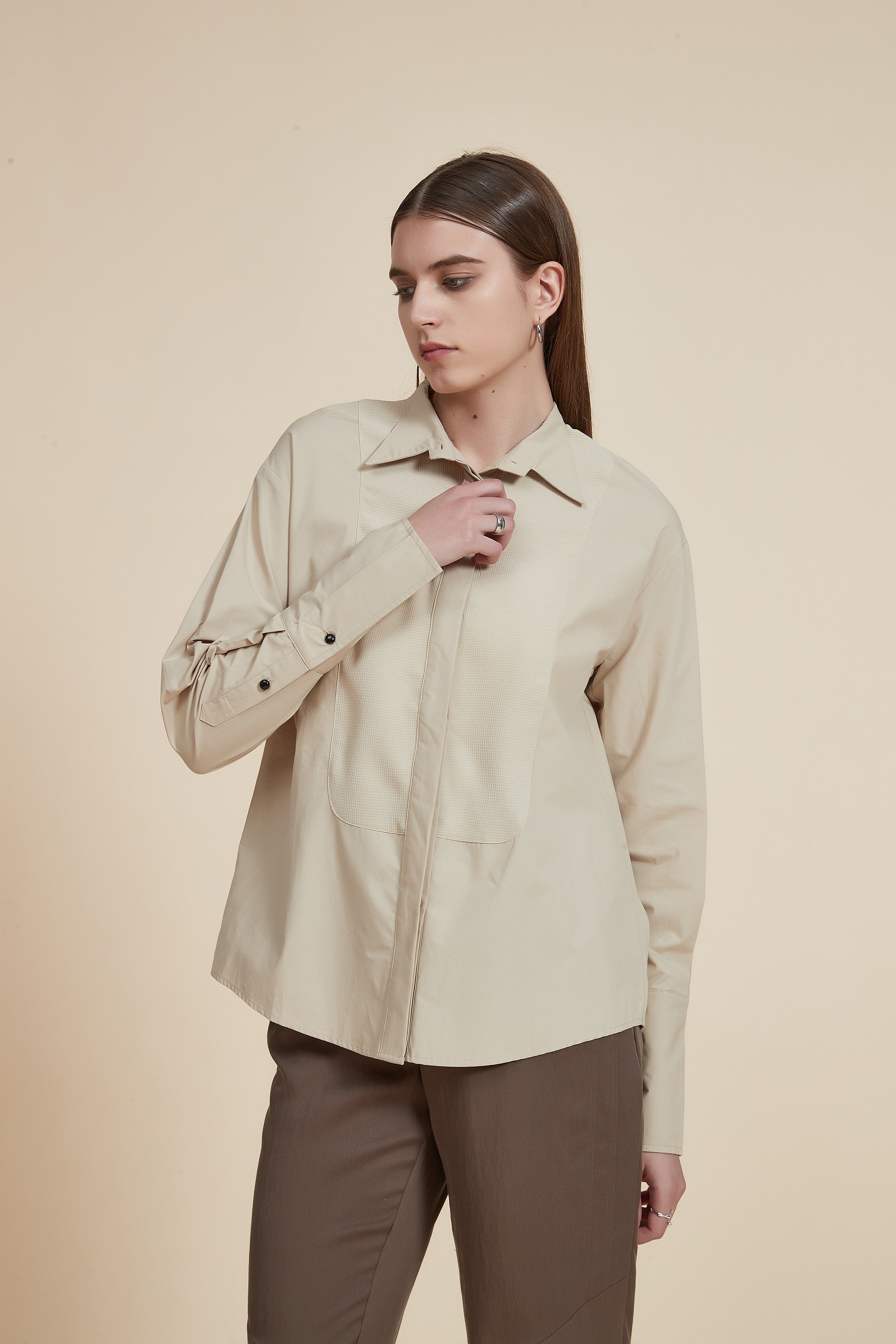 بلوزة طويلة ذات ياقة وأزرار أمامية