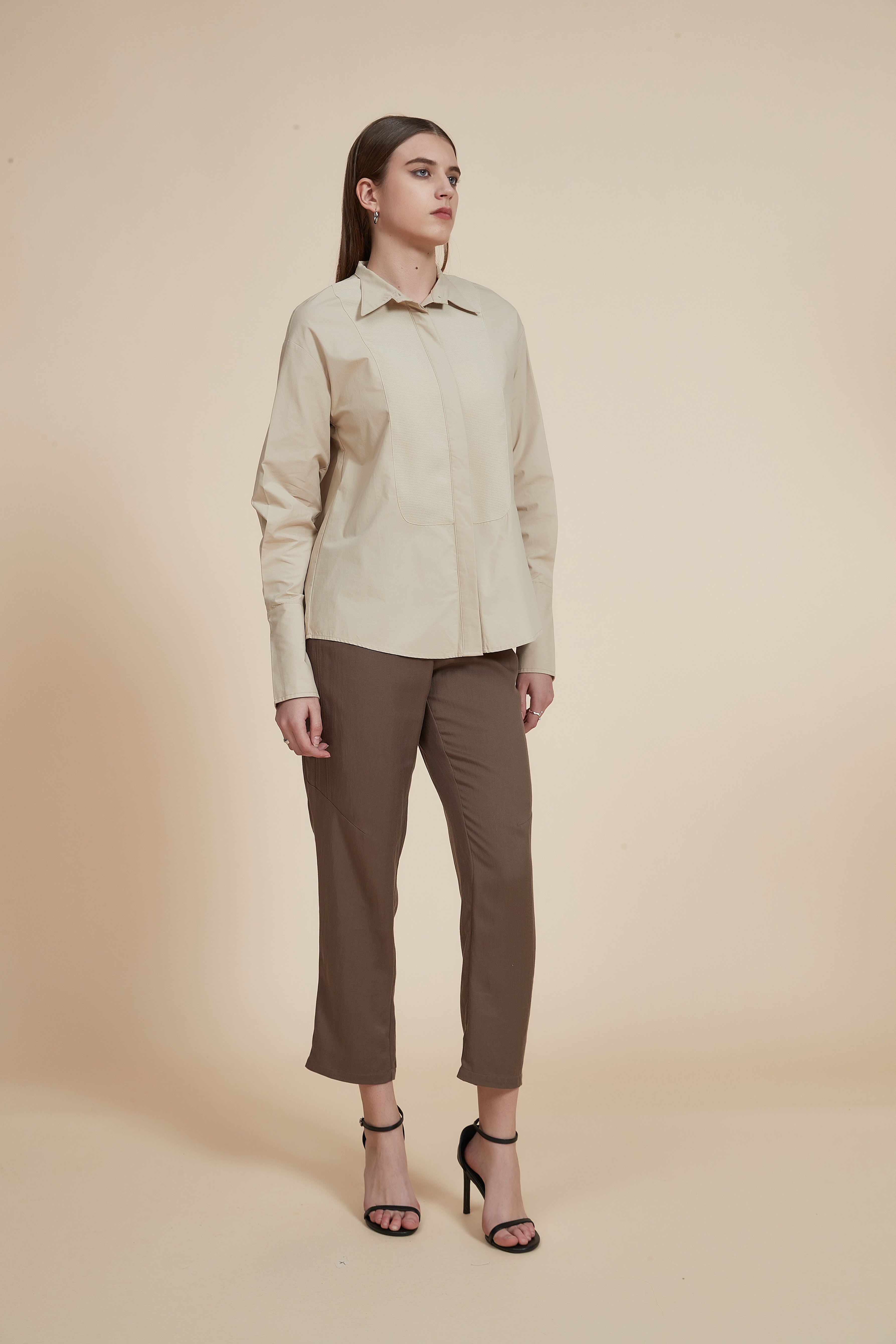 بلوزة طويلة ذات ياقة وأزرار أمامية