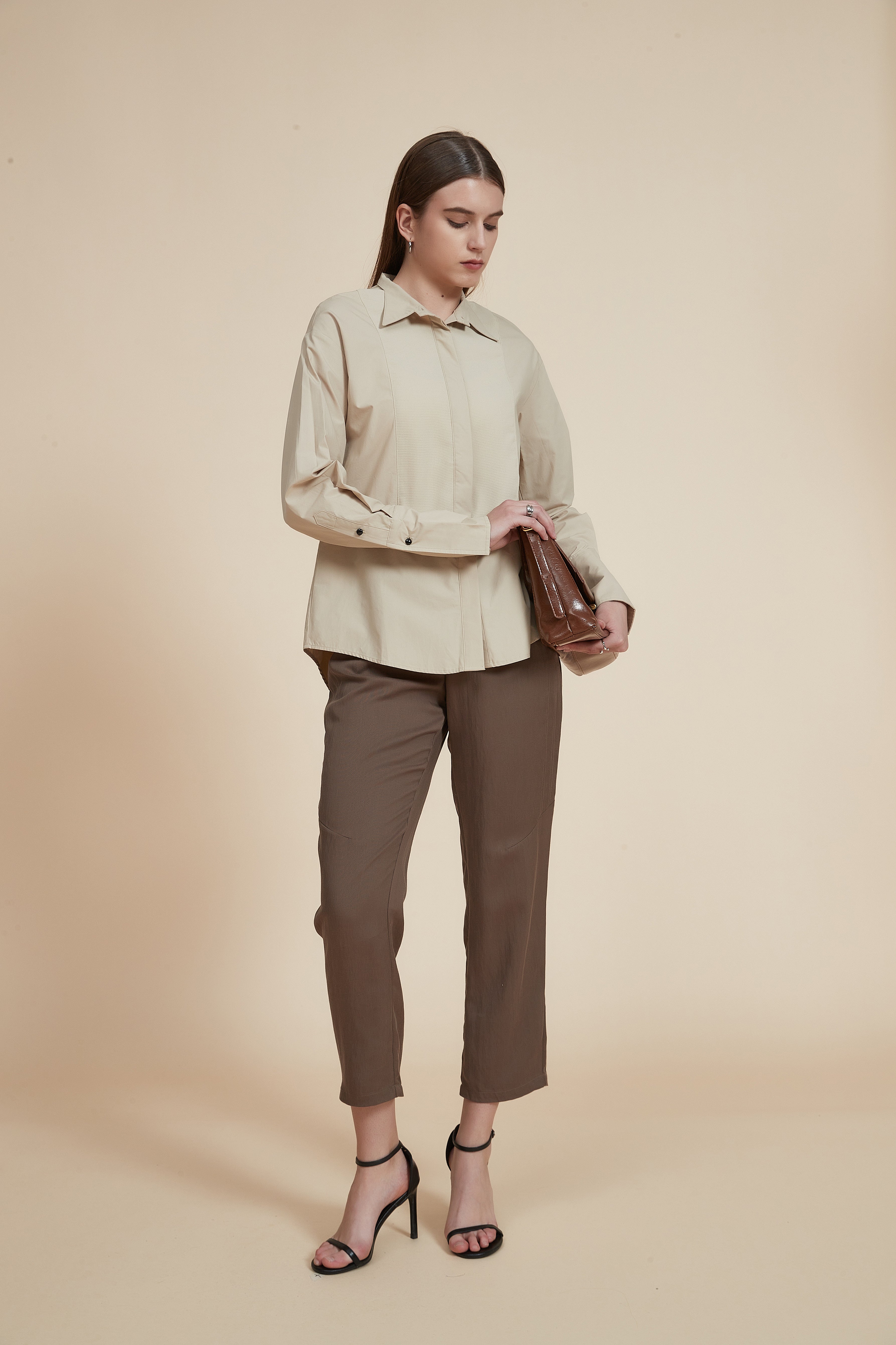 بلوزة طويلة ذات ياقة وأزرار أمامية