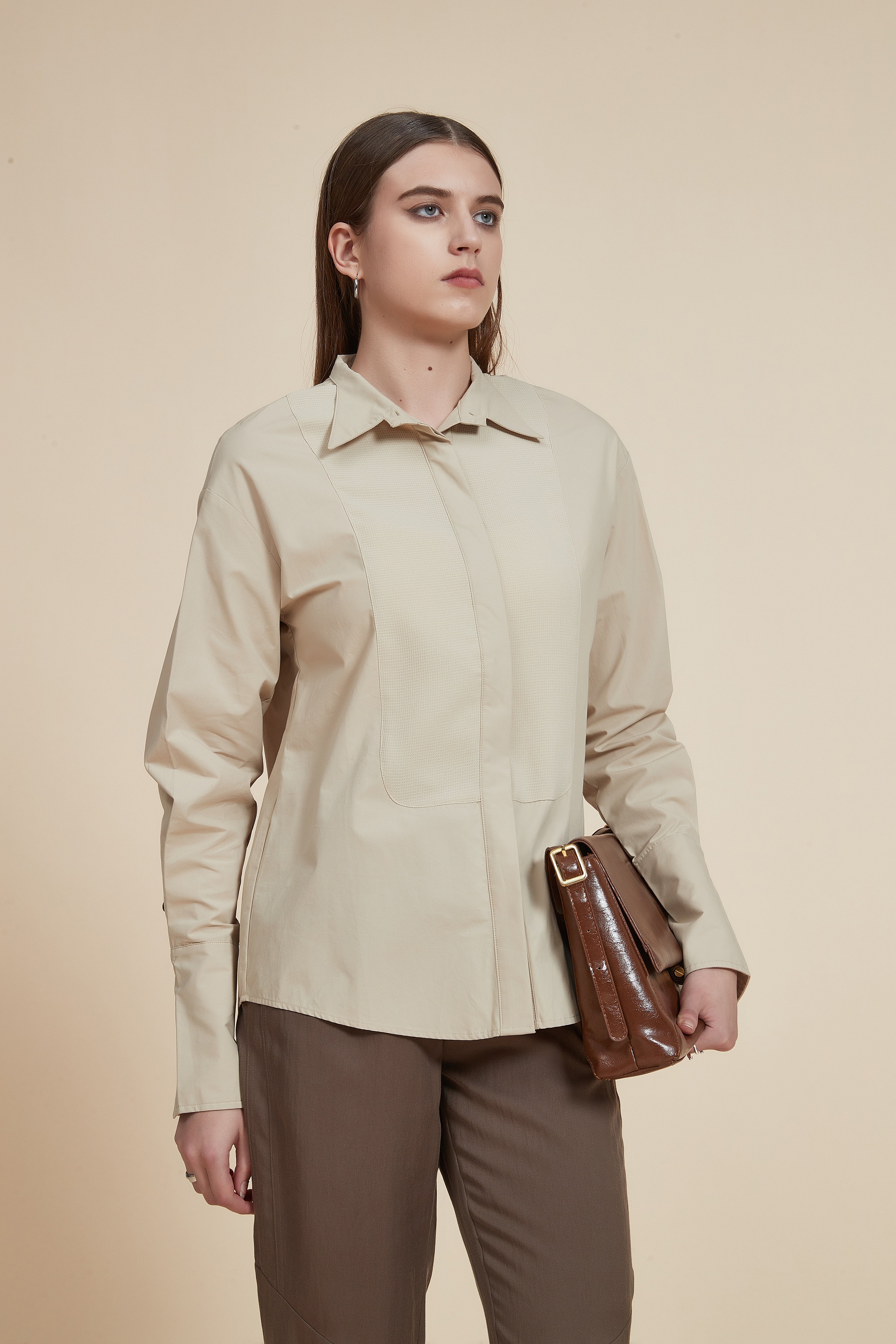 بلوزة طويلة ذات ياقة وأزرار أمامية