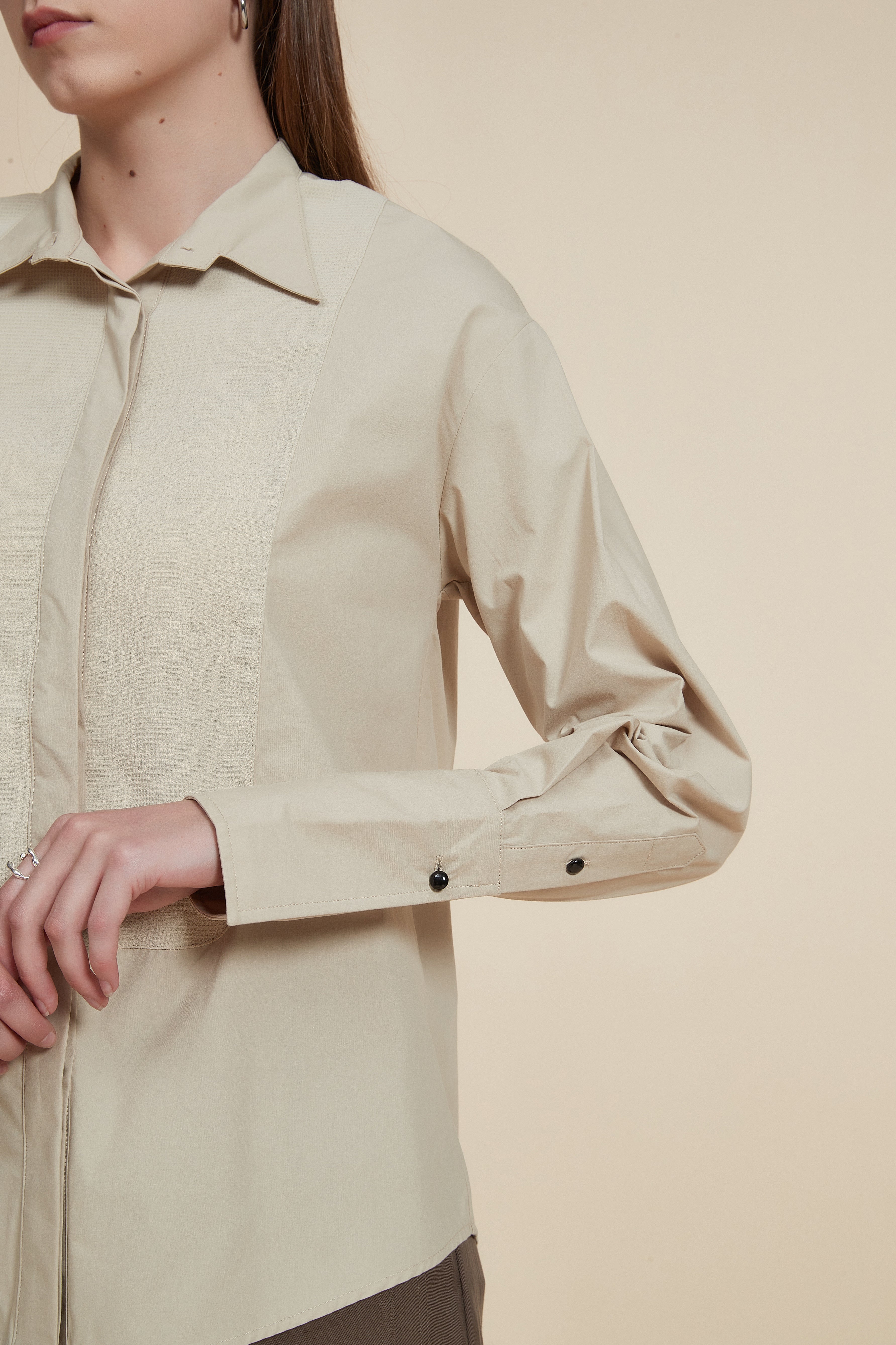 بلوزة طويلة ذات ياقة وأزرار أمامية