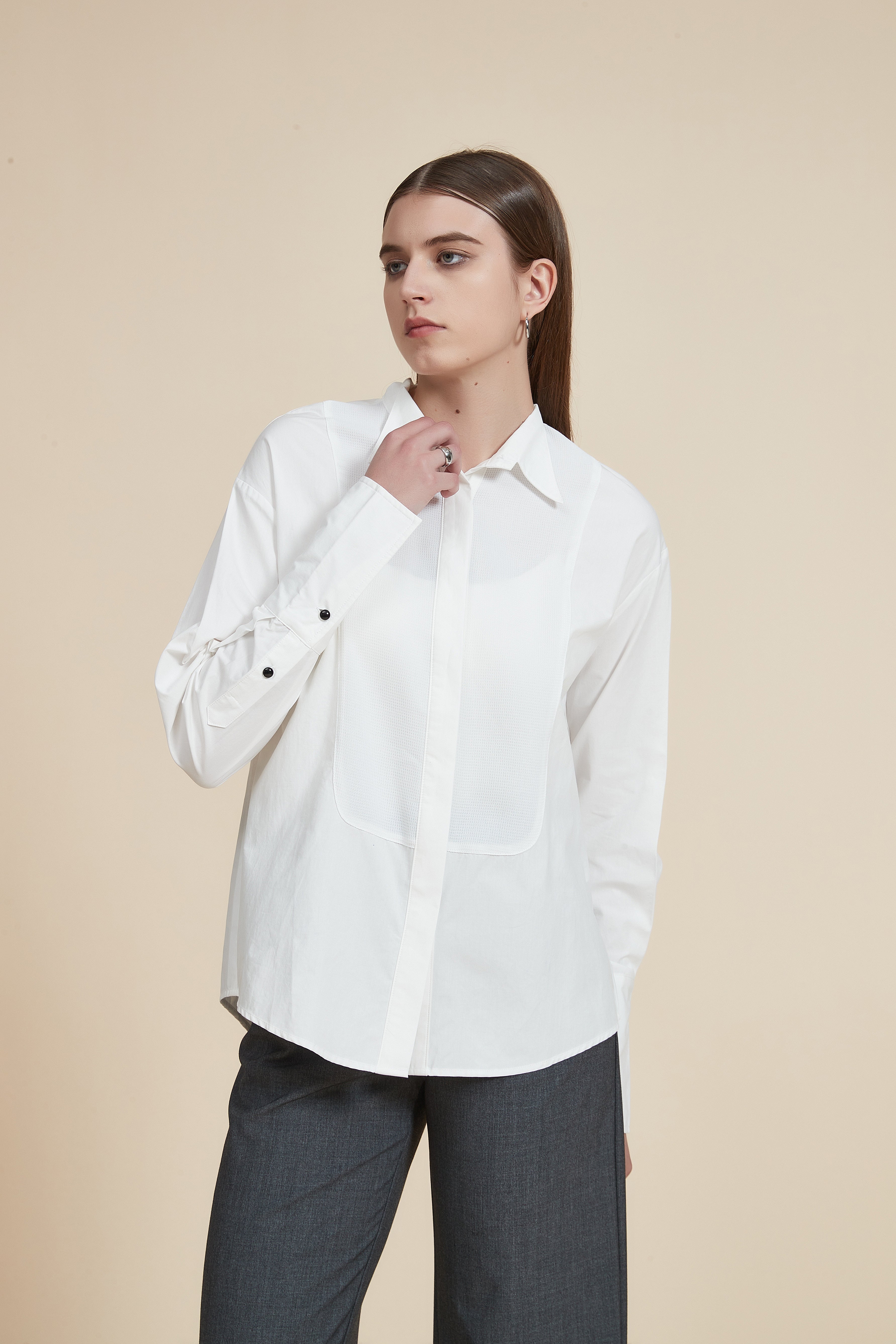 بلوزة طويلة ذات ياقة وأزرار أمامية