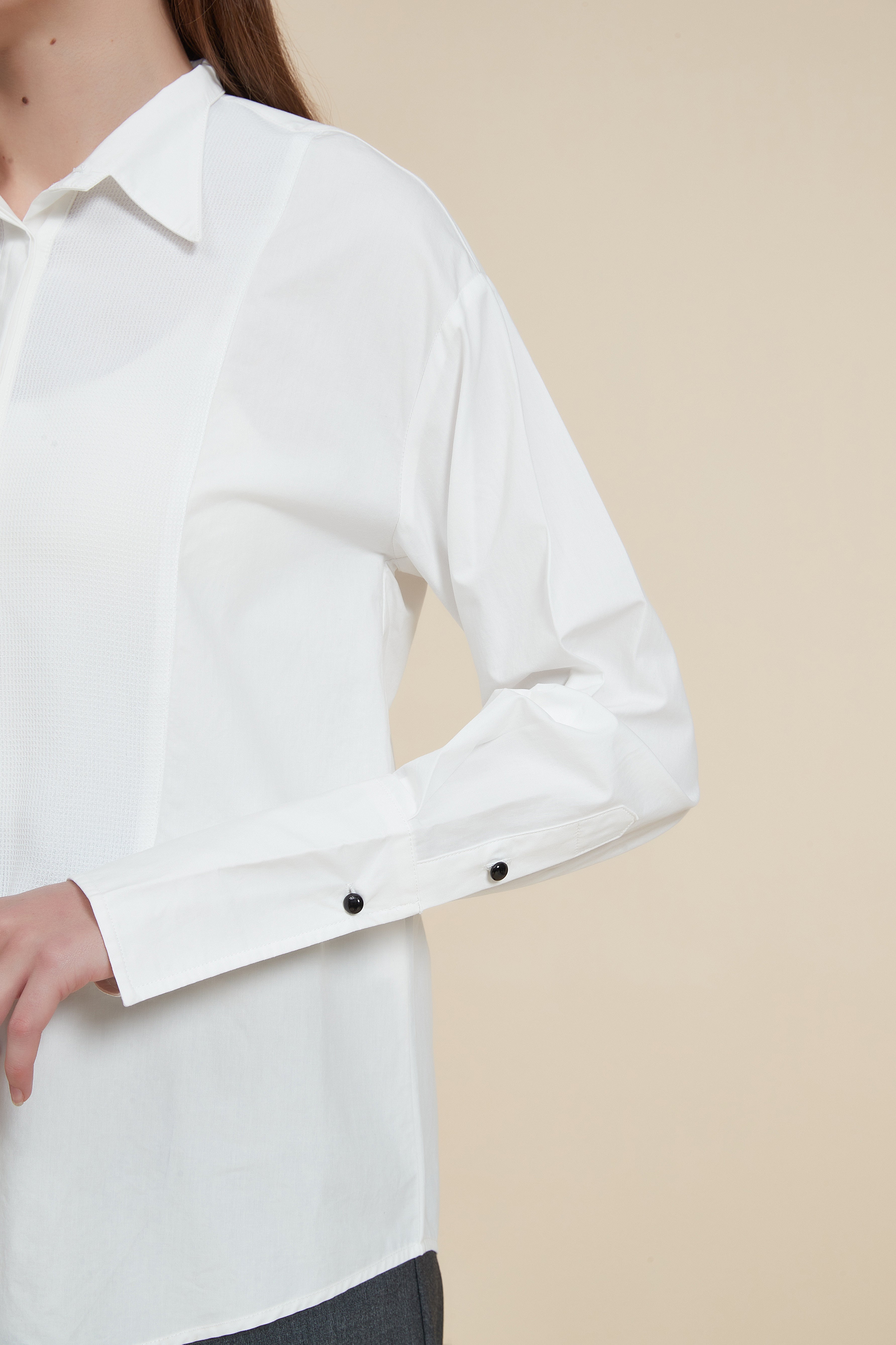 بلوزة طويلة ذات ياقة وأزرار أمامية