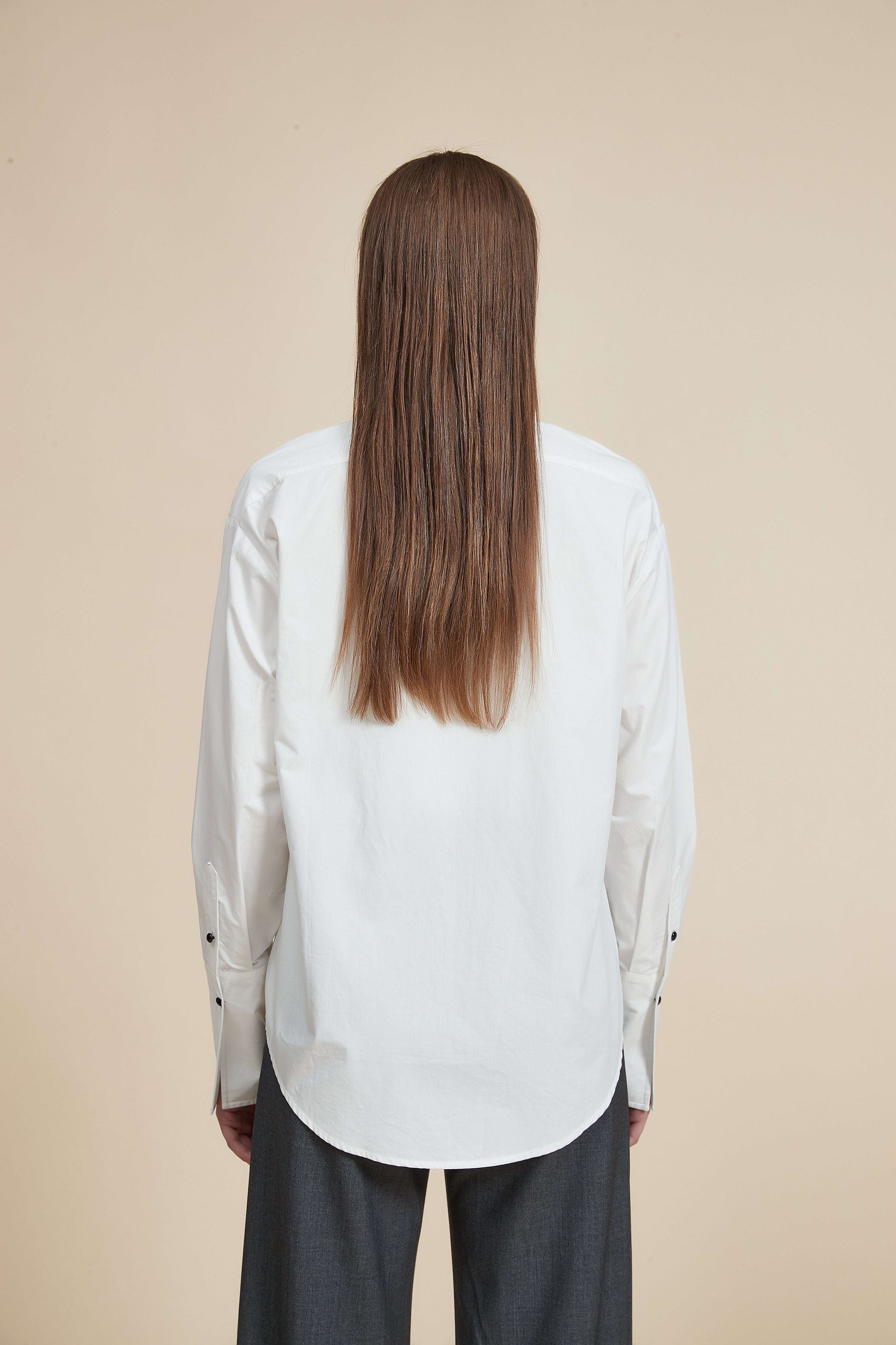 بلوزة طويلة ذات ياقة وأزرار أمامية