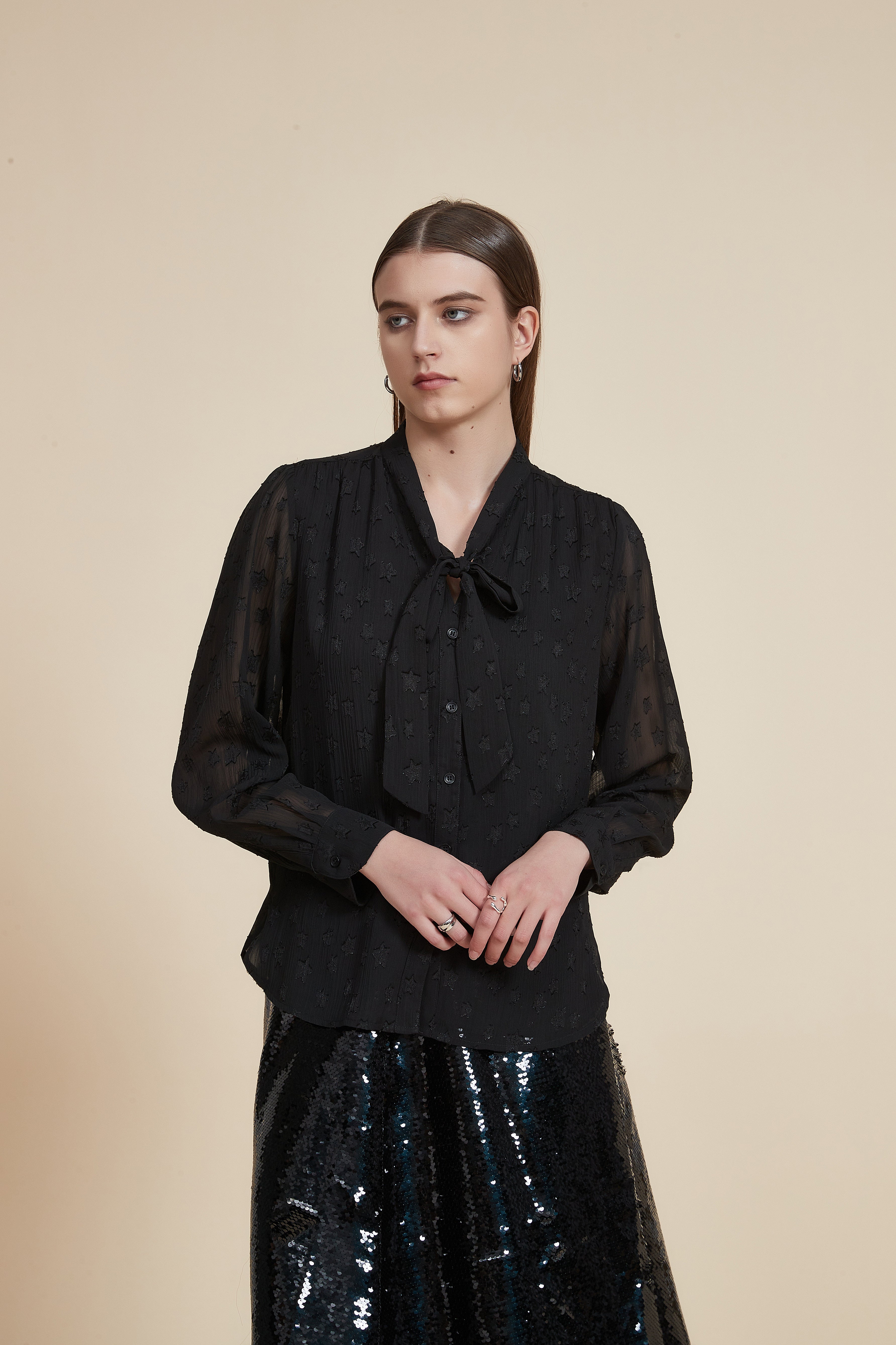 بلوزة بطول الخصر بطبعة بولكا دوت كم طويل