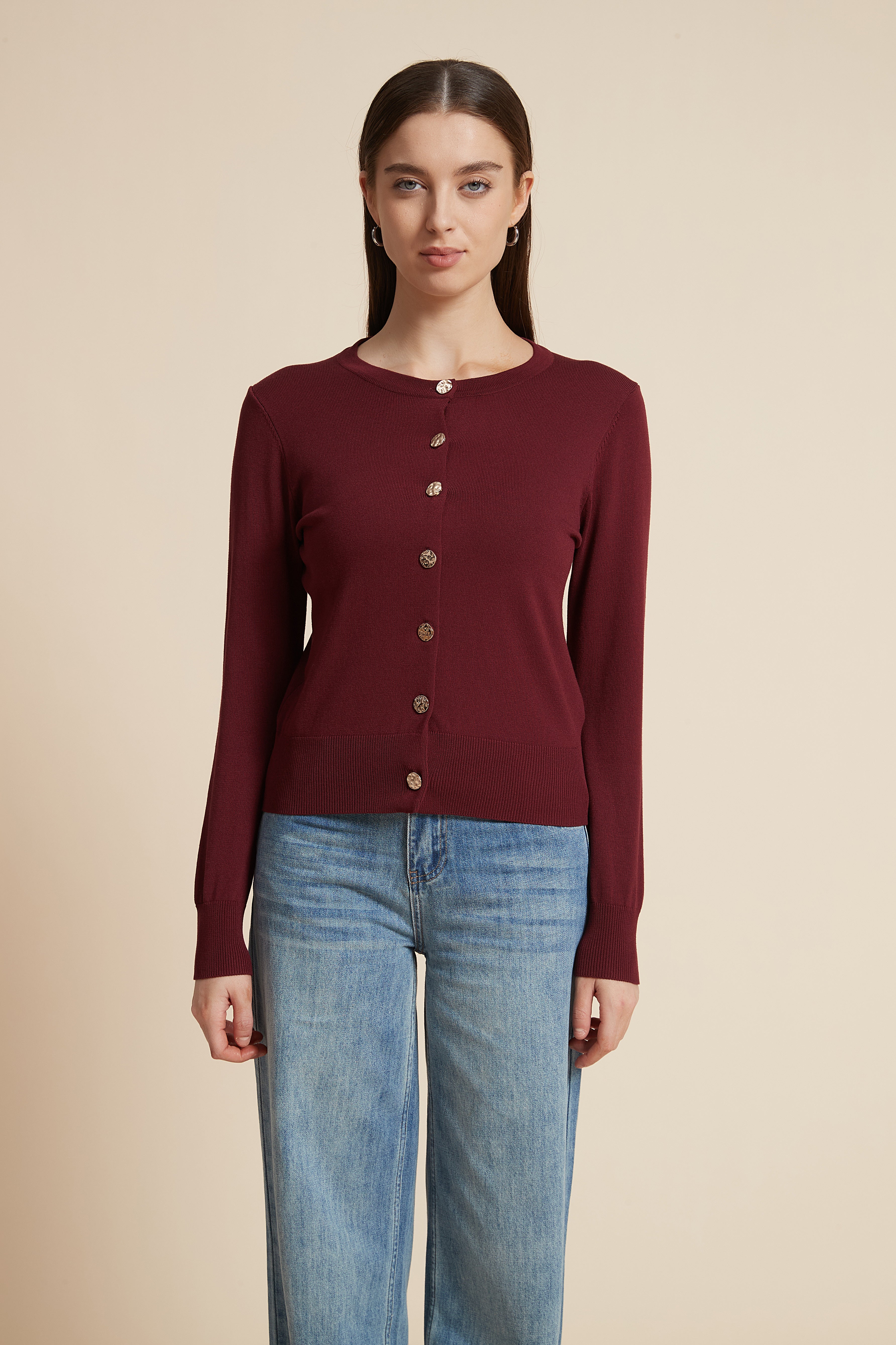 بلوزة بكم طويل وياقة مستديرة