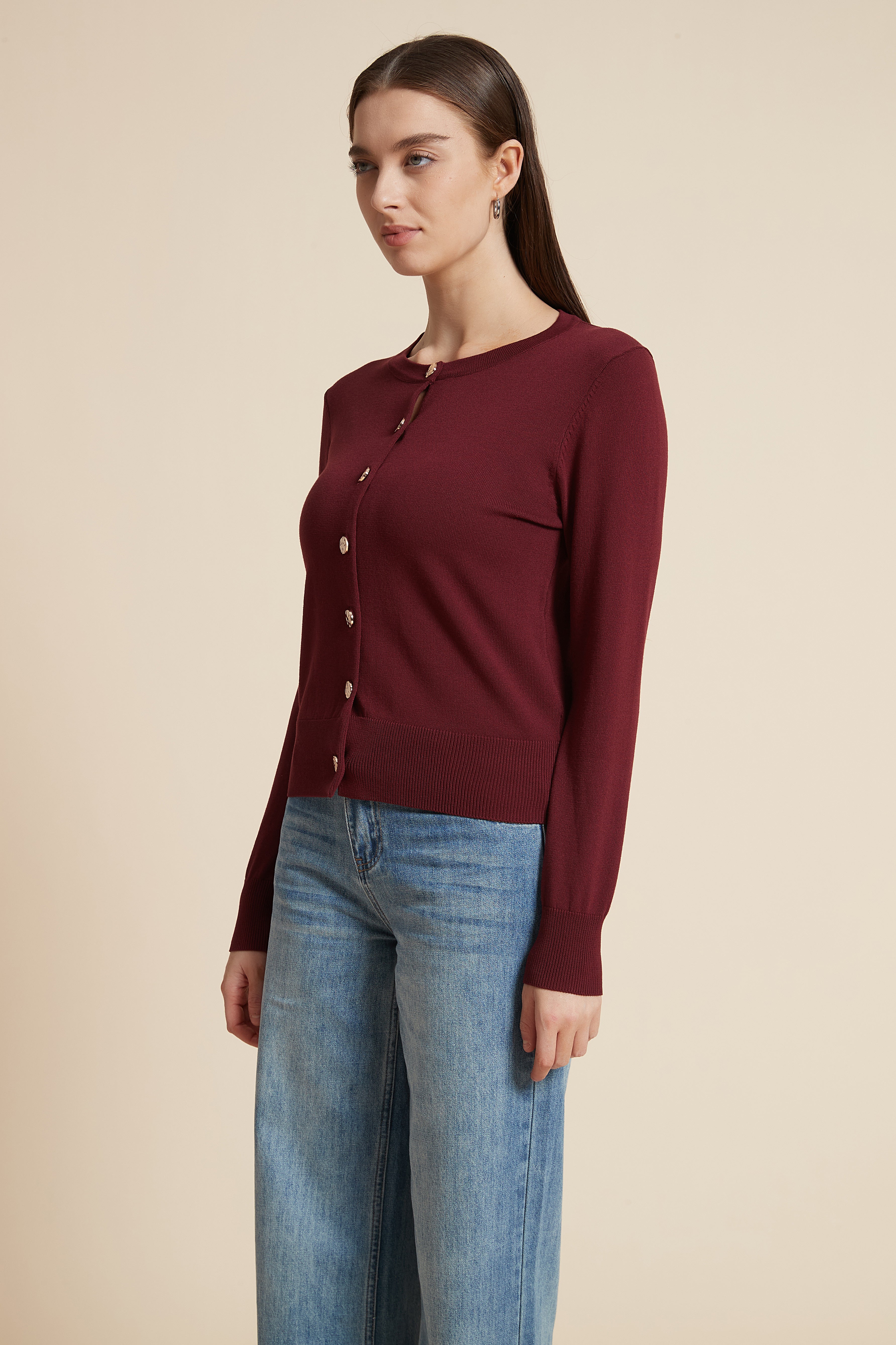 بلوزة بكم طويل وياقة مستديرة