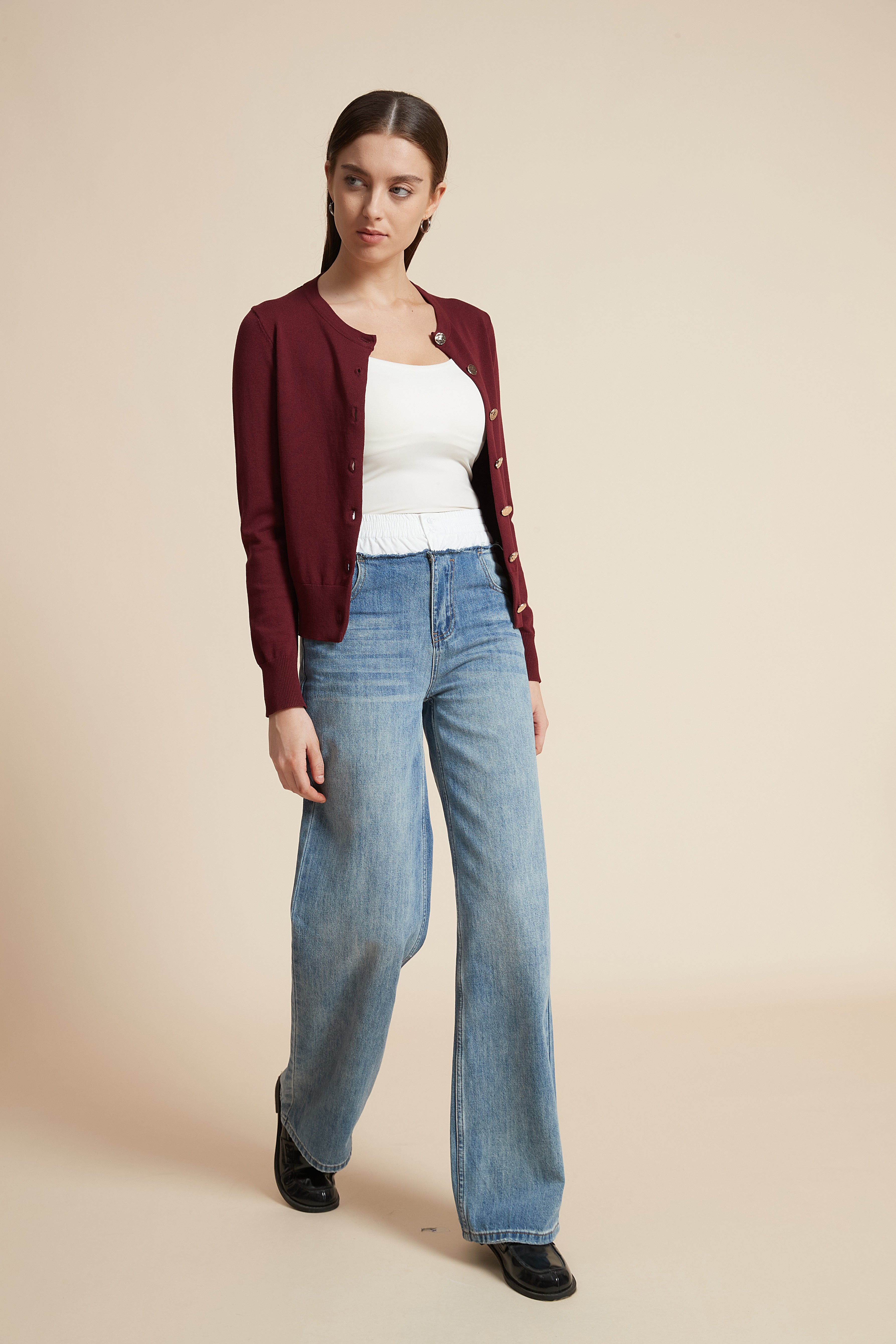 بلوزة بكم طويل وياقة مستديرة