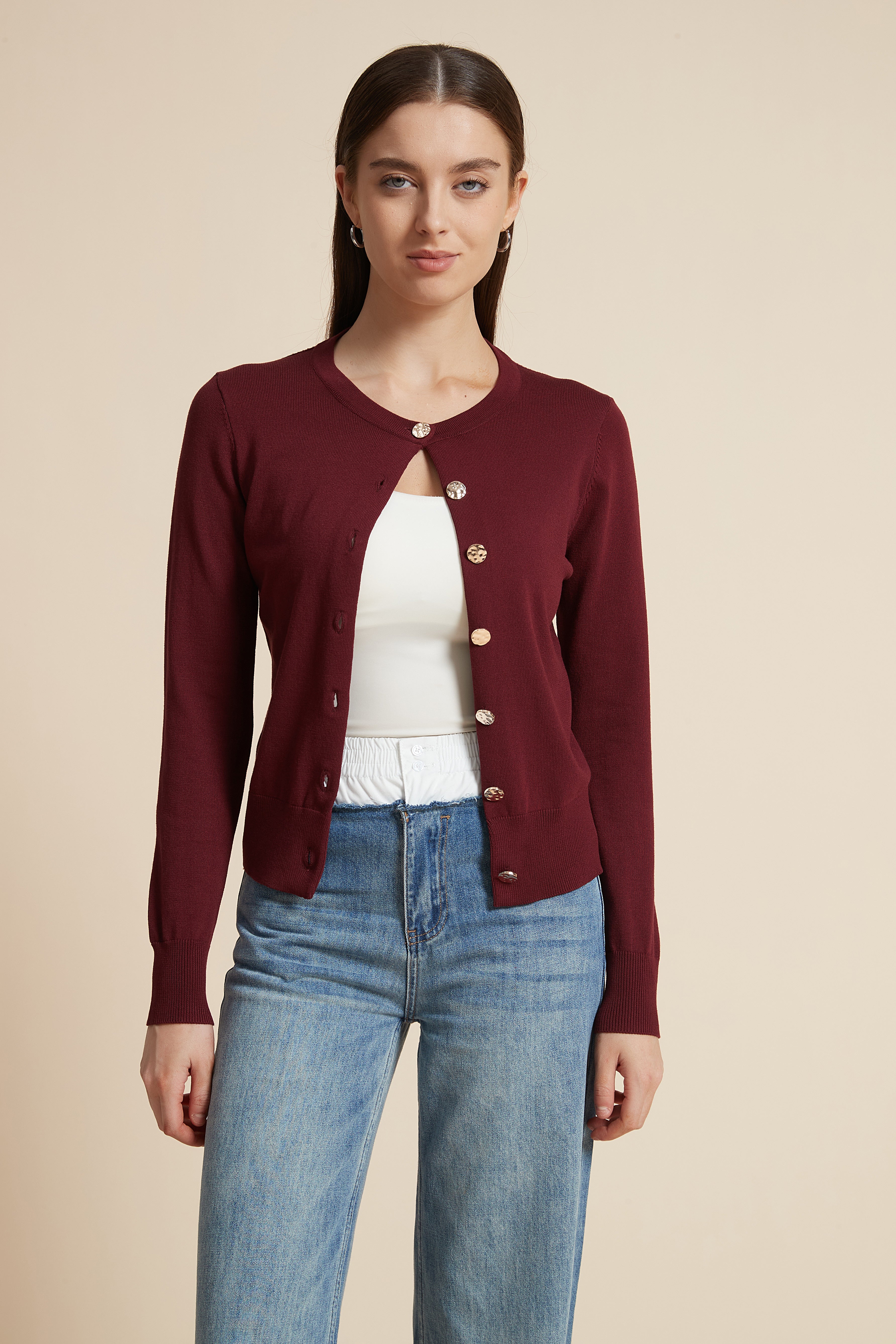 بلوزة بكم طويل وياقة مستديرة