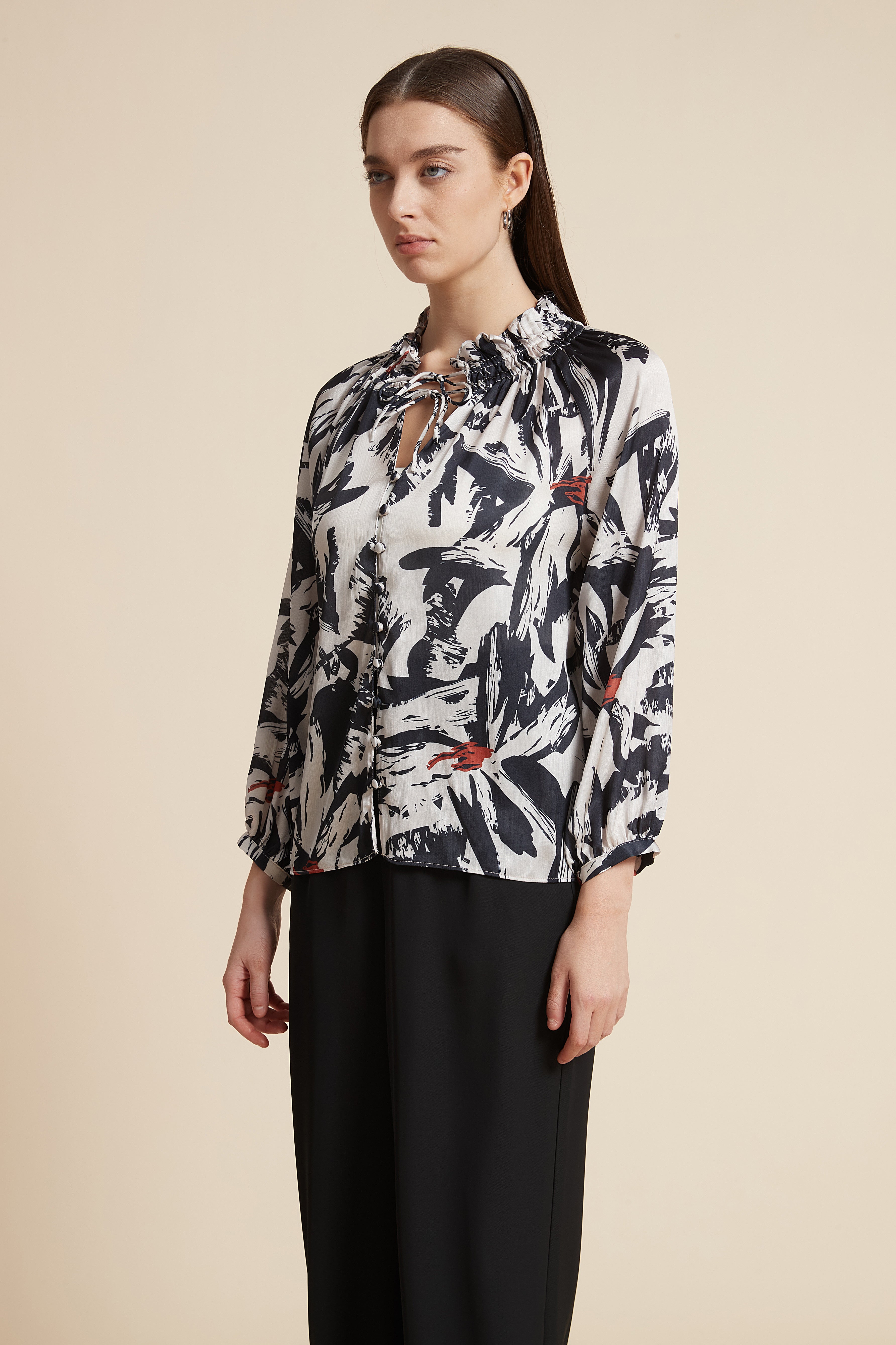 بلوزة بكم طويل ورباط على الرقبة