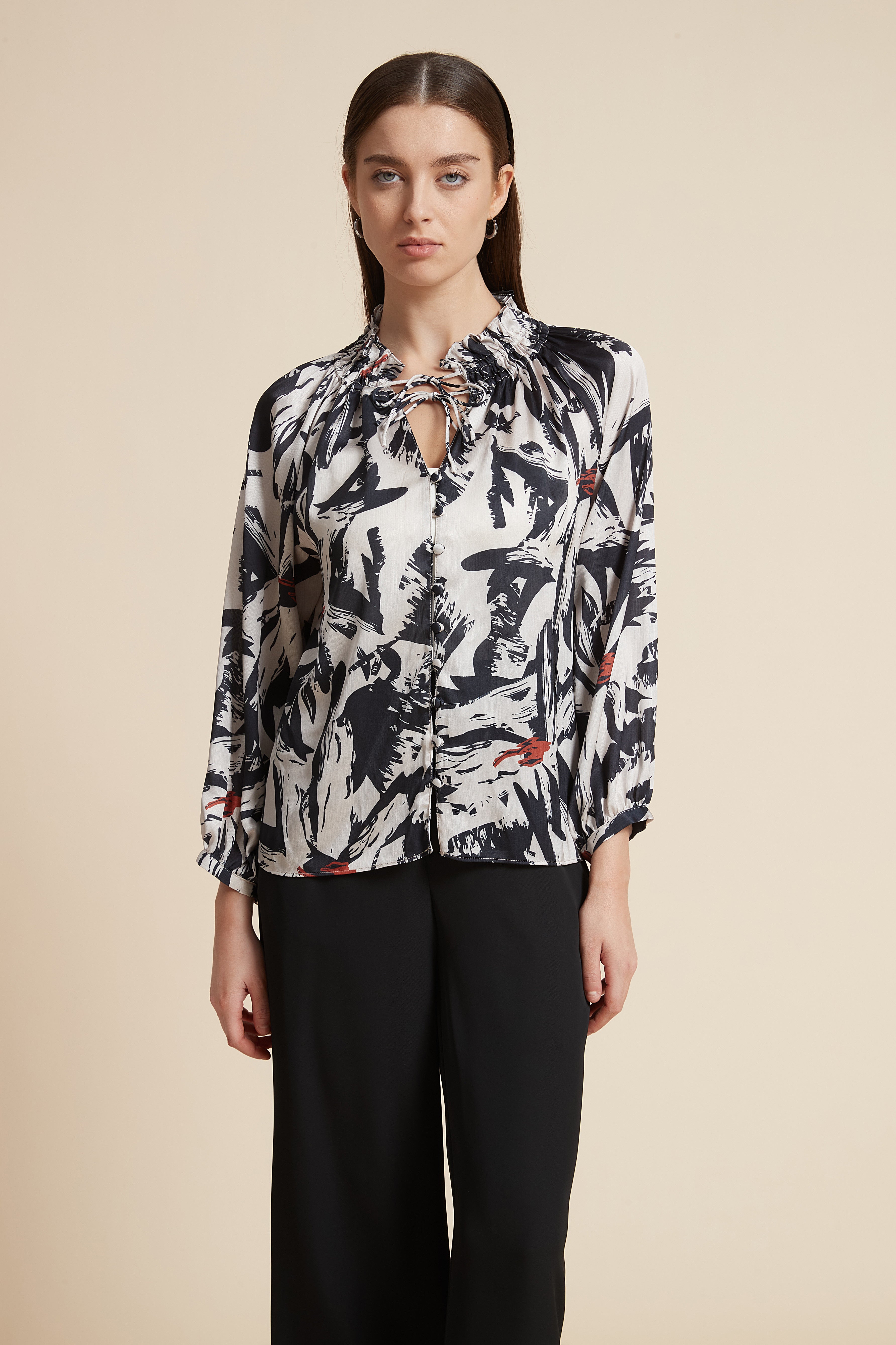 بلوزة بكم طويل ورباط على الرقبة