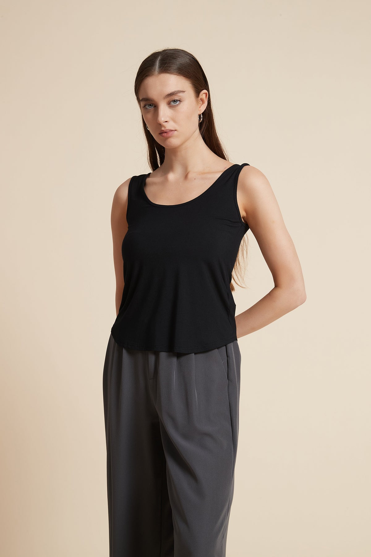 صورة بلوزة سادة بدون أكمام وفتحة رقبة مستديرة من يولا