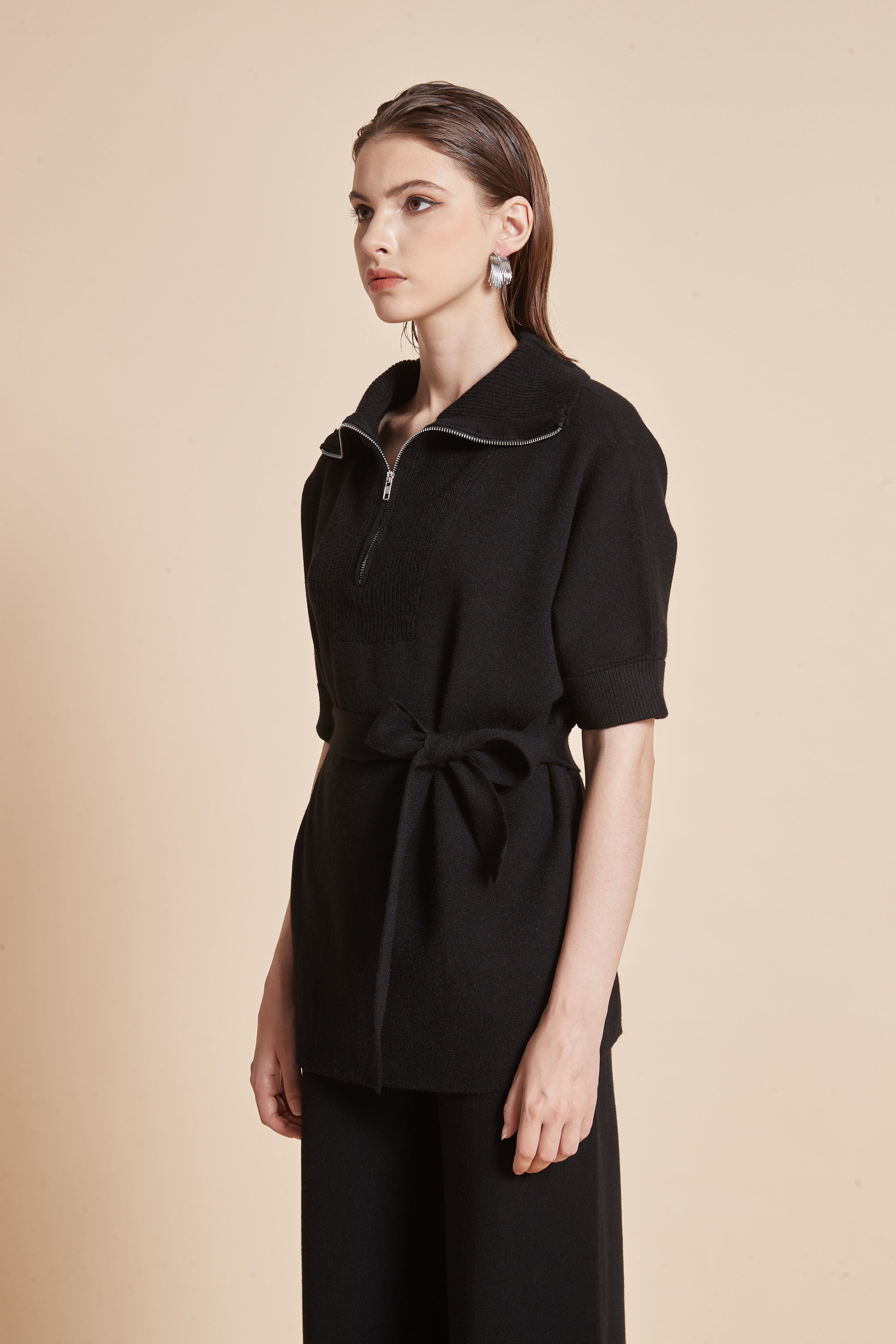 Long blouse with half sleeves, a high neck, and a zipper