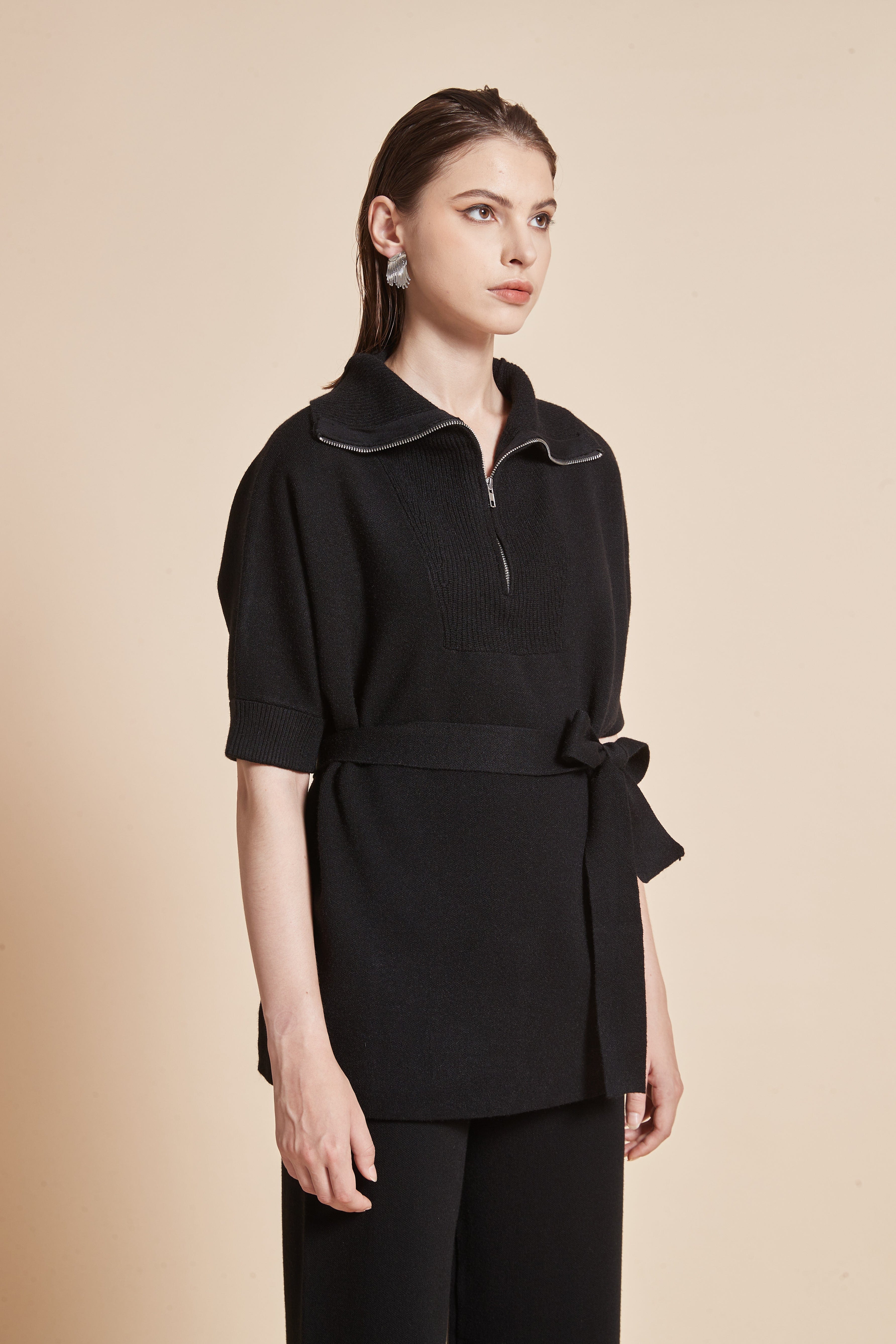 Long blouse with half sleeves, a high neck, and a zipper