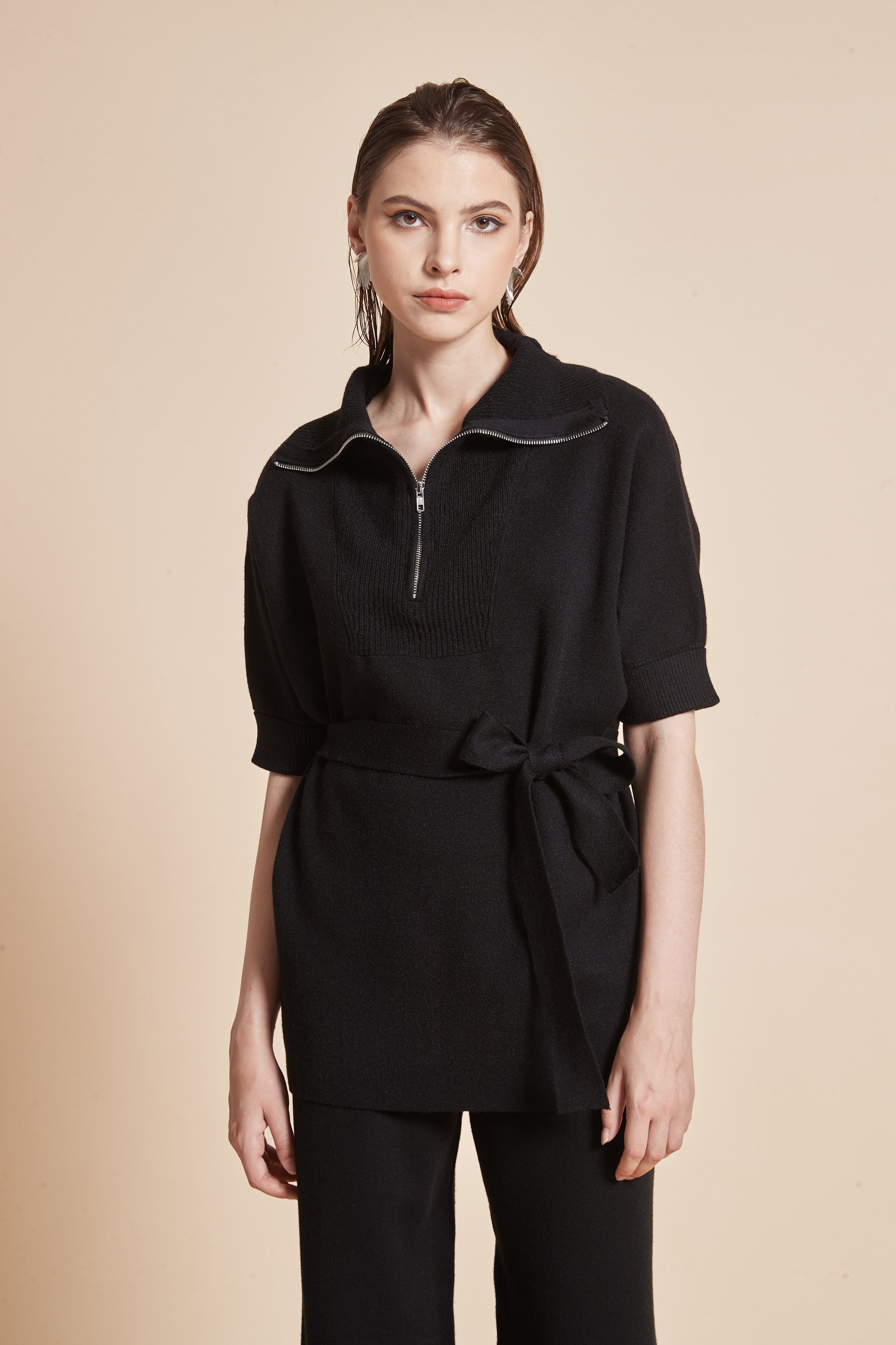 Long blouse with half sleeves, a high neck, and a zipper