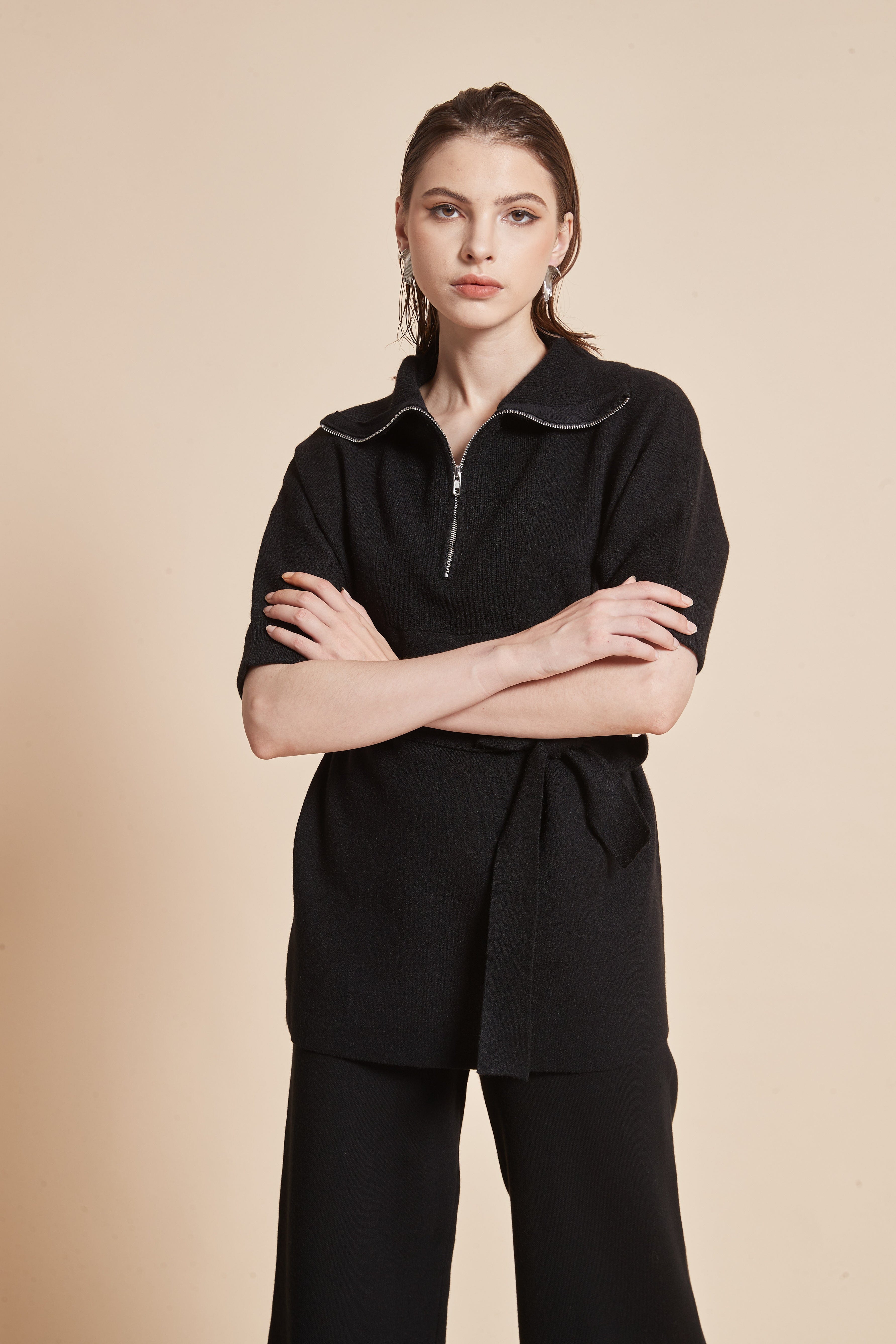 Long blouse with half sleeves, a high neck, and a zipper