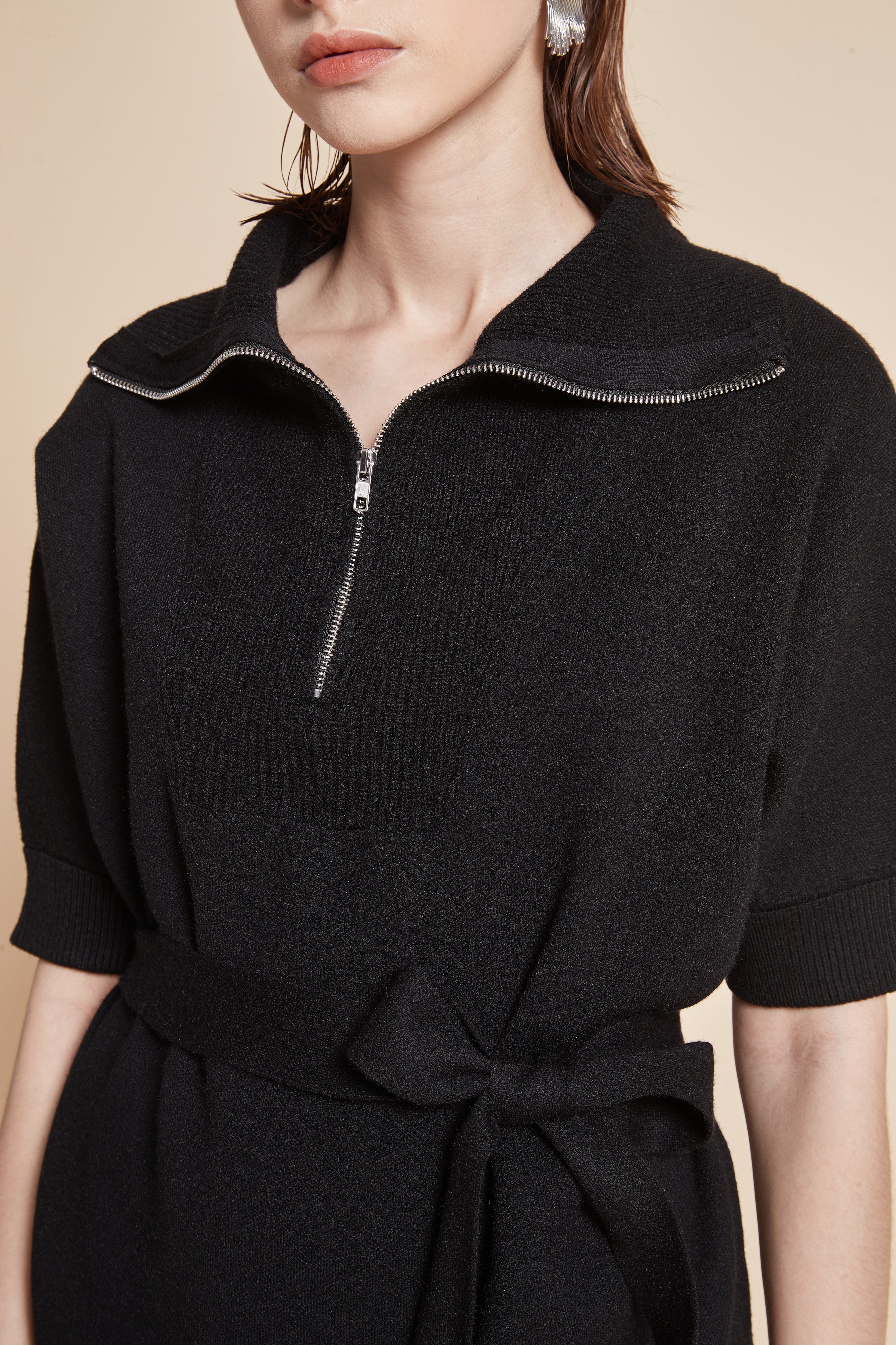 Long blouse with half sleeves, a high neck, and a zipper