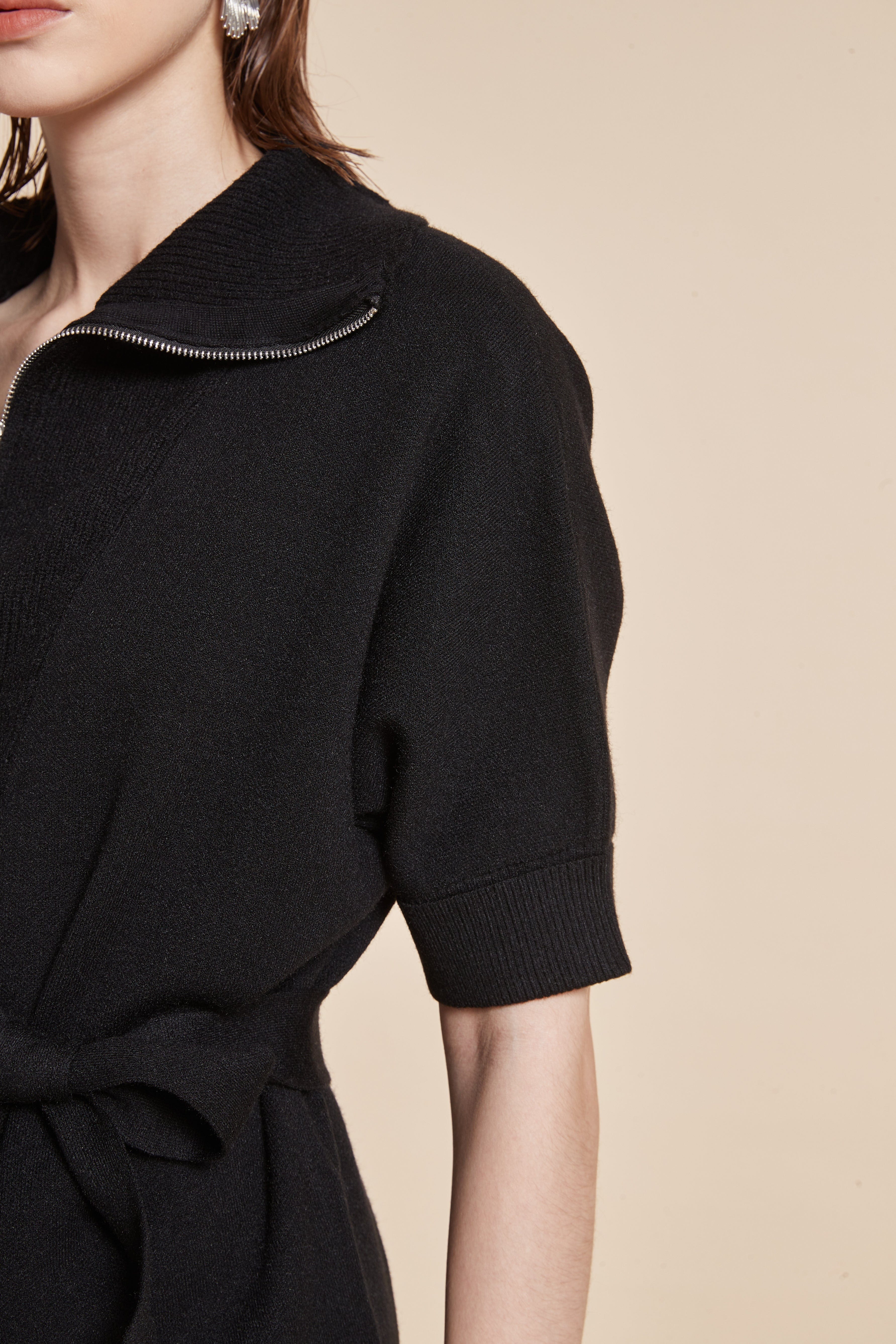 Long blouse with half sleeves, a high neck, and a zipper