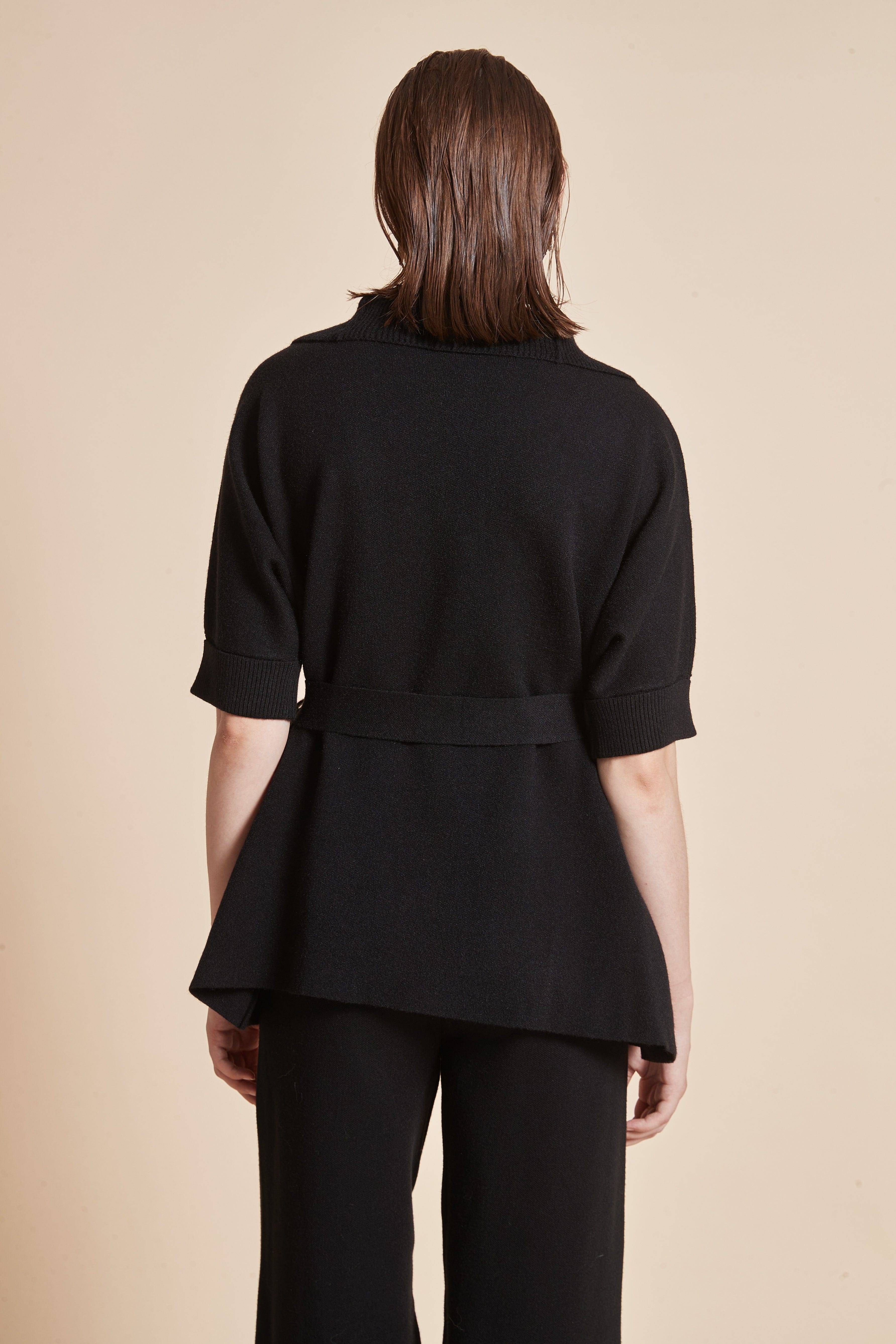 Long blouse with half sleeves, a high neck, and a zipper