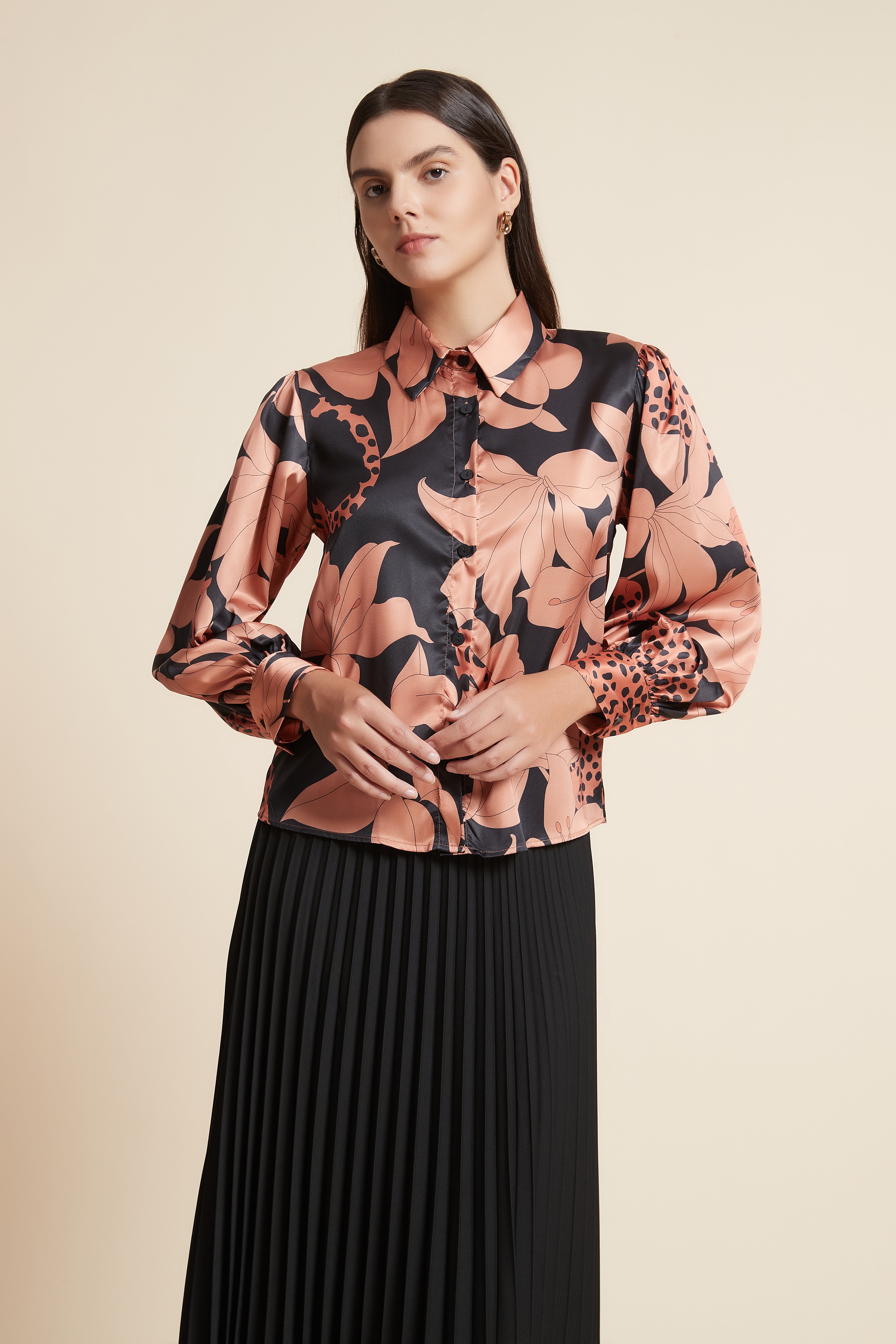 قميص منقوش بأكمام طويلة