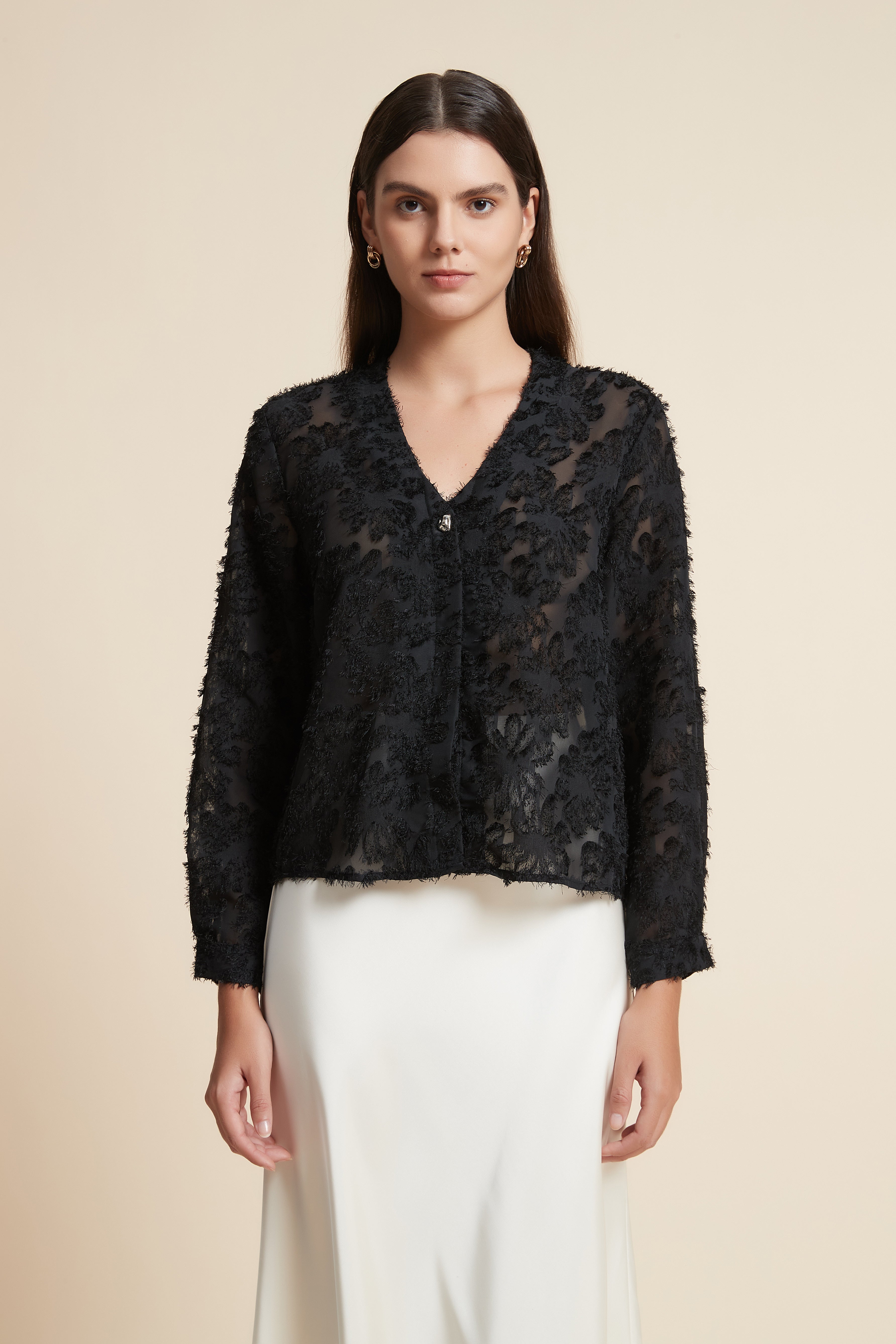 بلوزة بطول الخصر كم طويل بتطريز ورود