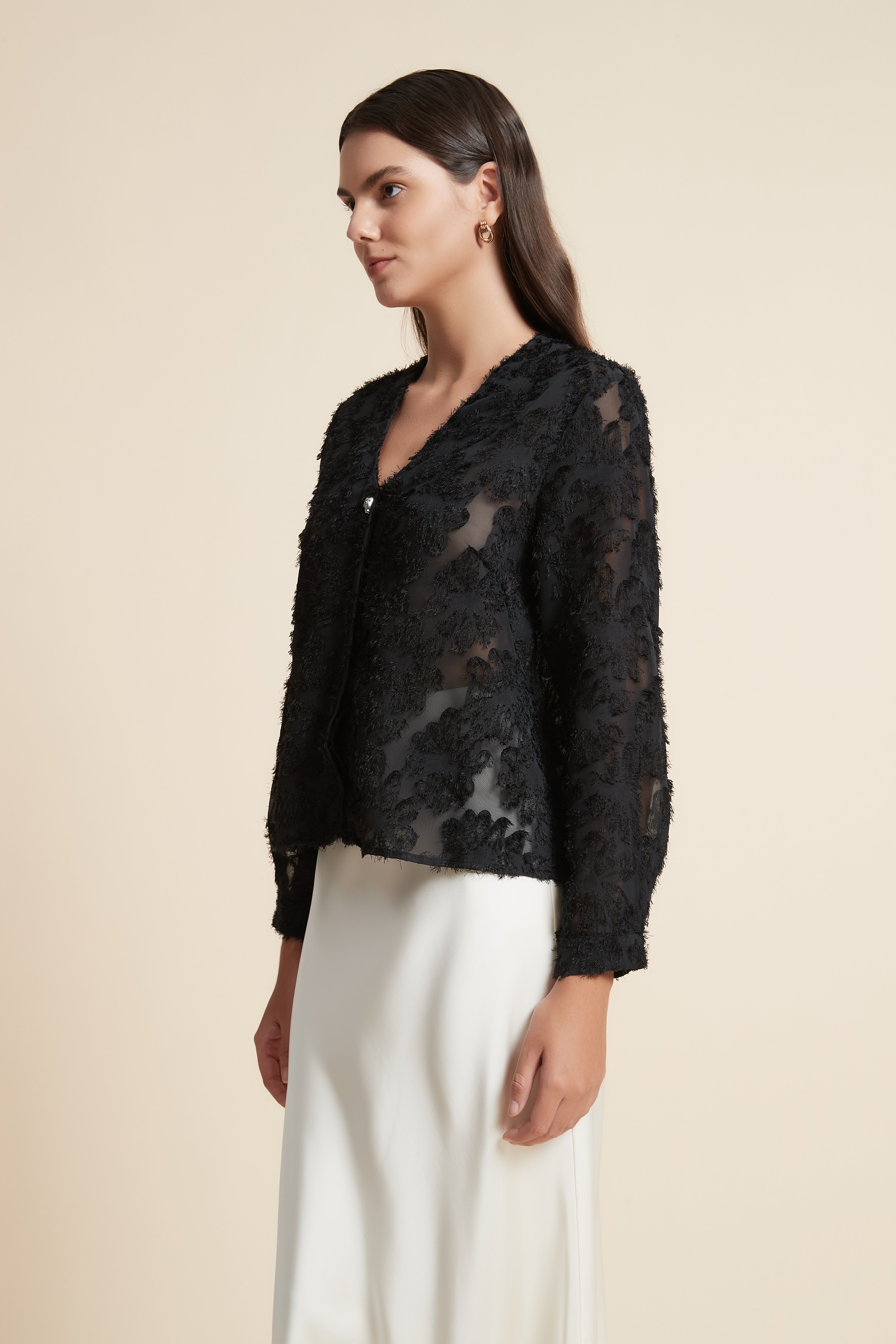 بلوزة بطول الخصر كم طويل بتطريز ورود