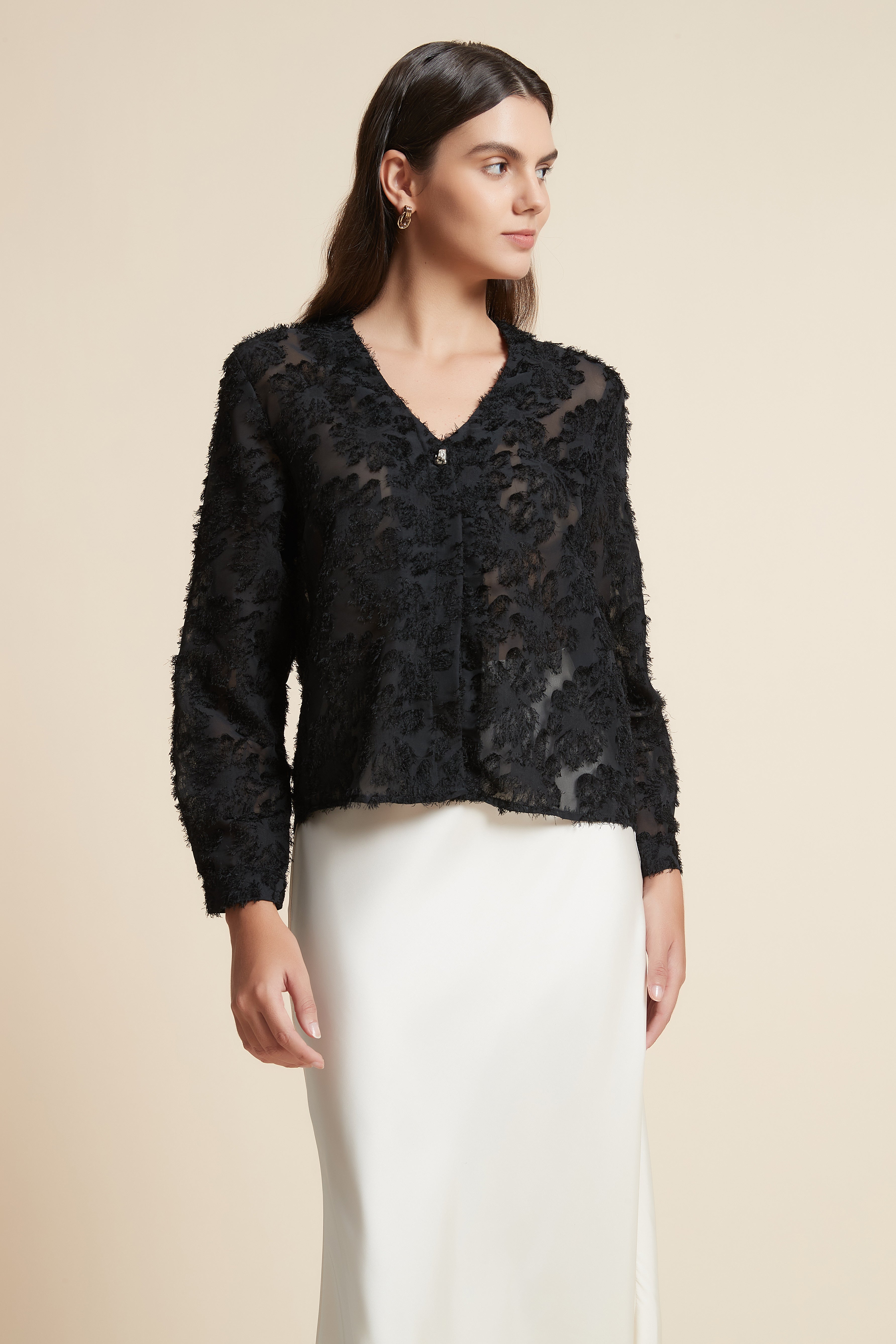 بلوزة بطول الخصر كم طويل بتطريز ورود