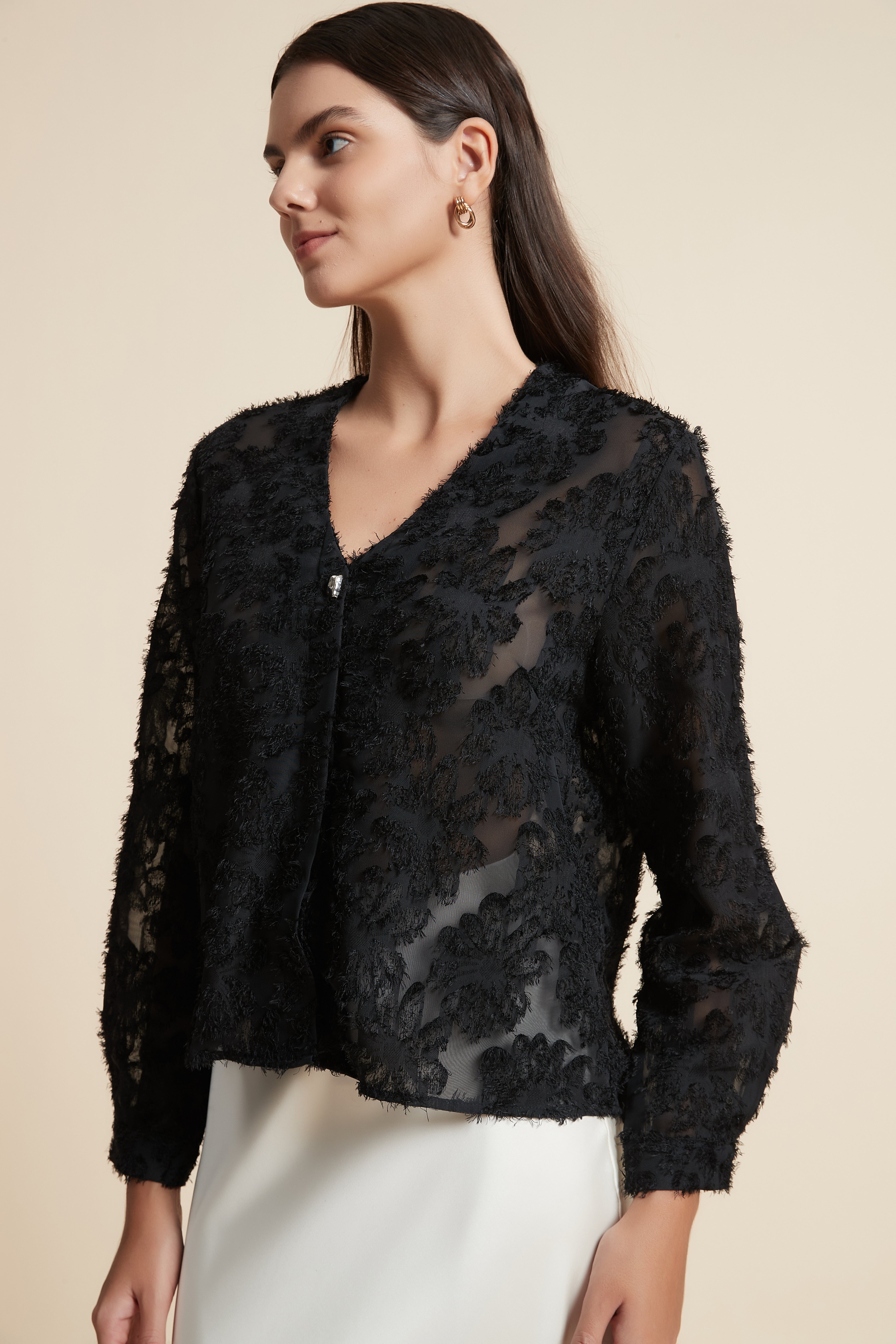 بلوزة بطول الخصر كم طويل بتطريز ورود